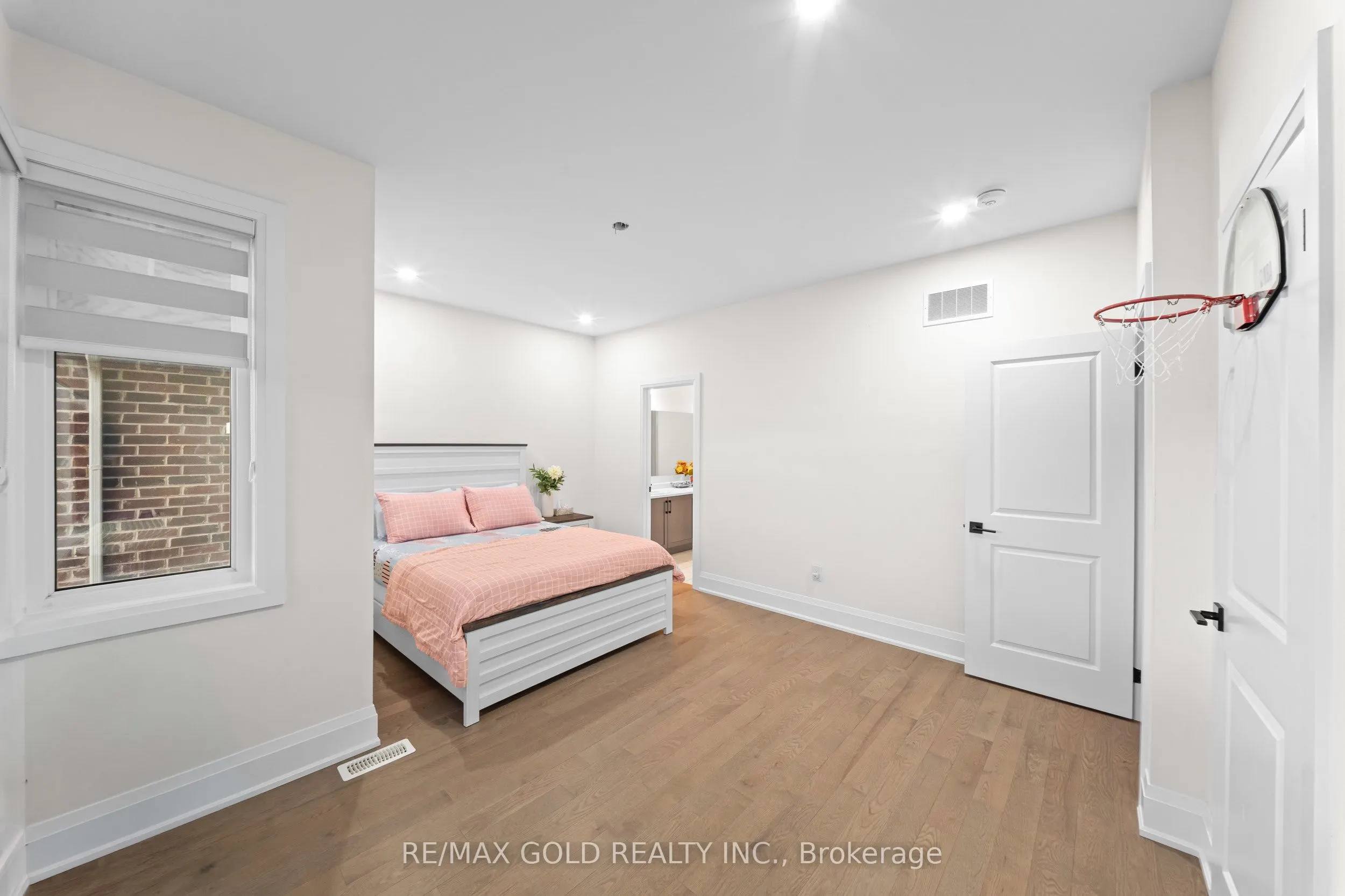 4 Madawaska Road
