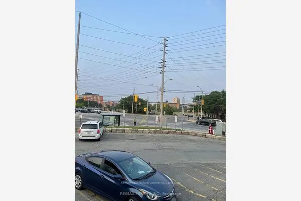 165 DUNDAS Street W