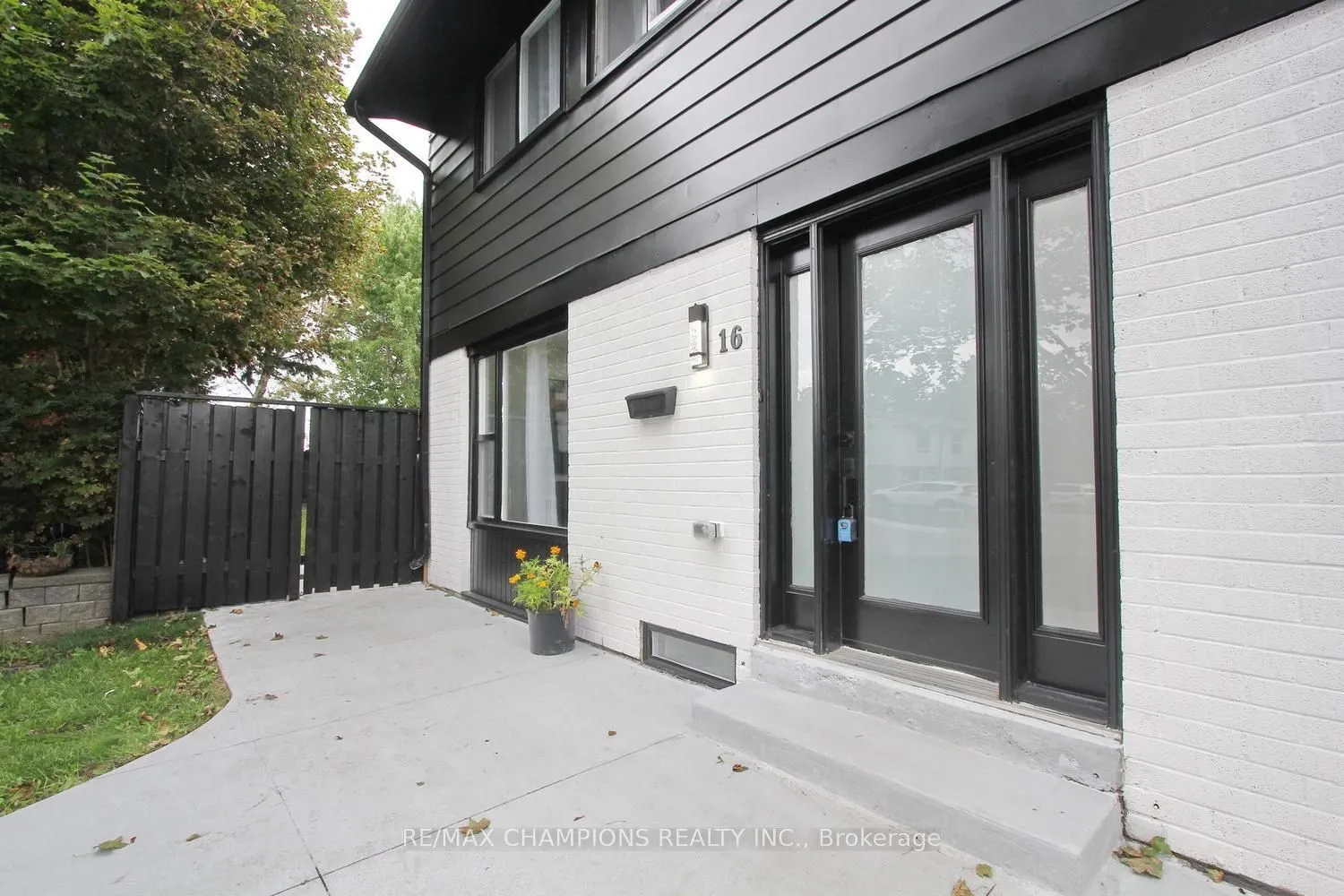 16 Glencairn Square