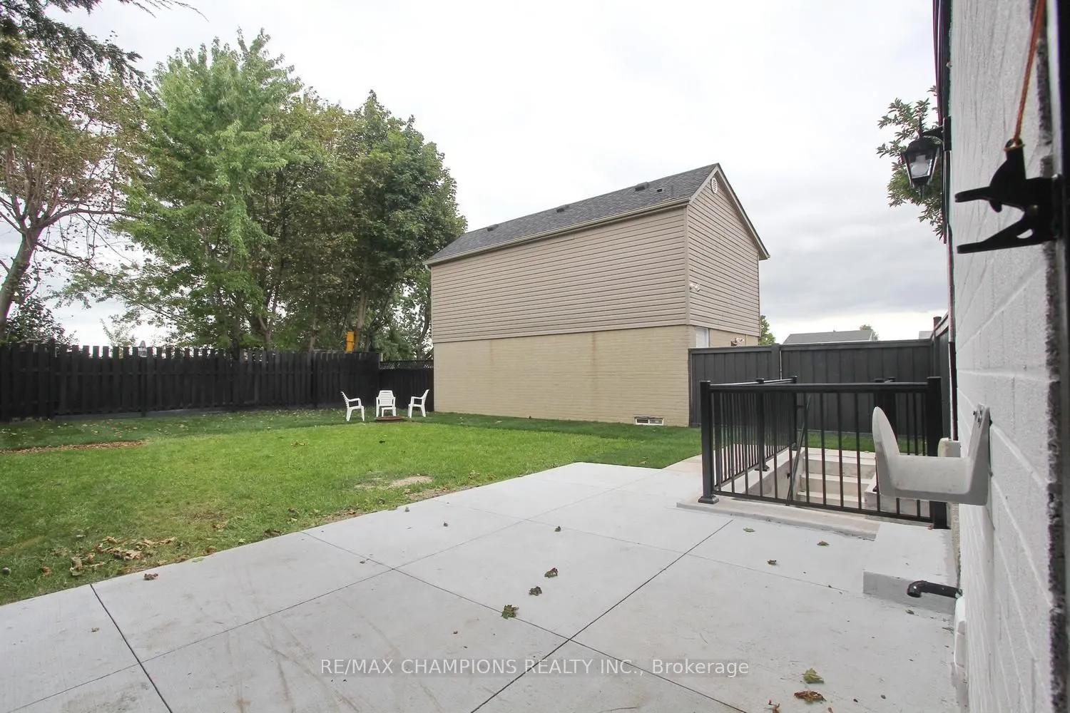 16 Glencairn Square