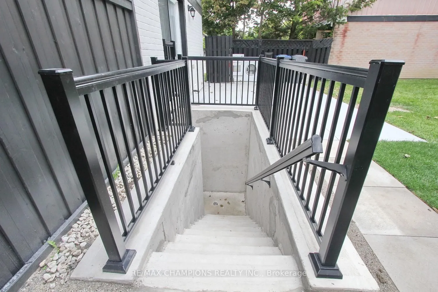 16 Glencairn Square