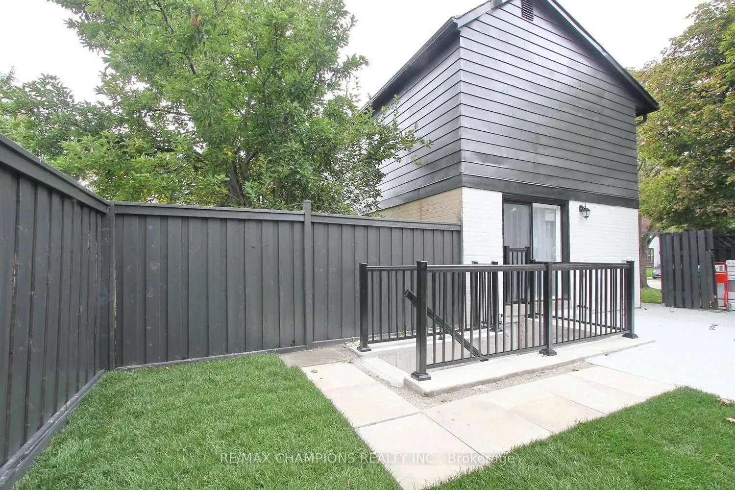 16 Glencairn Square