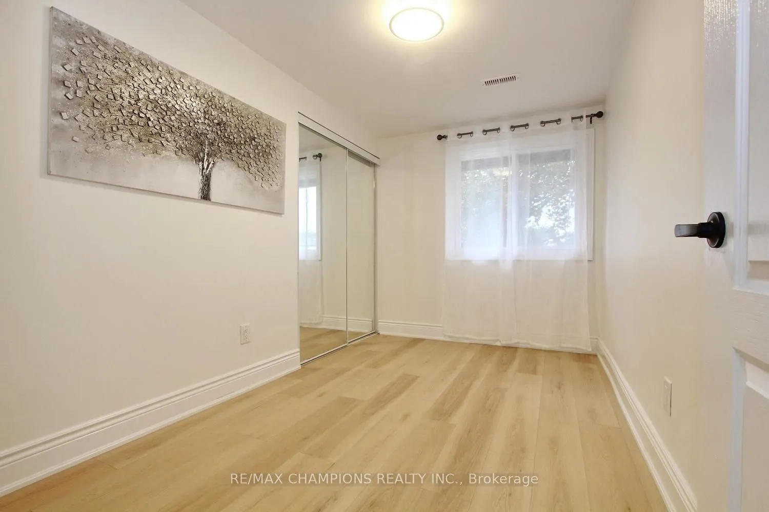 16 Glencairn Square