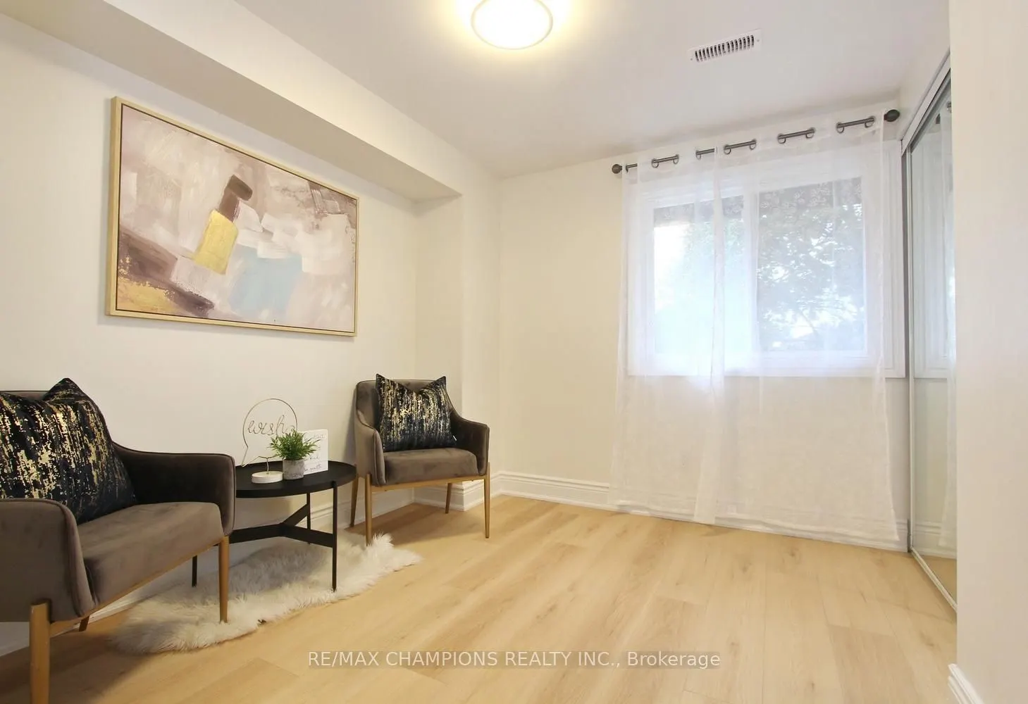 16 Glencairn Square