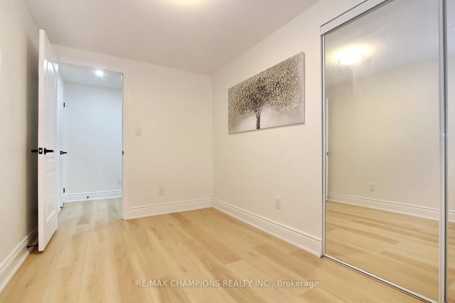 16 Glencairn Square