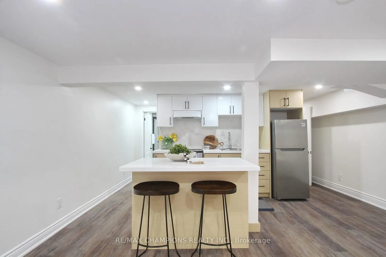 16 Glencairn Square