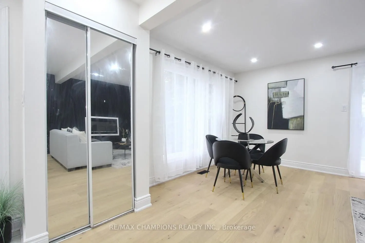 16 Glencairn Square