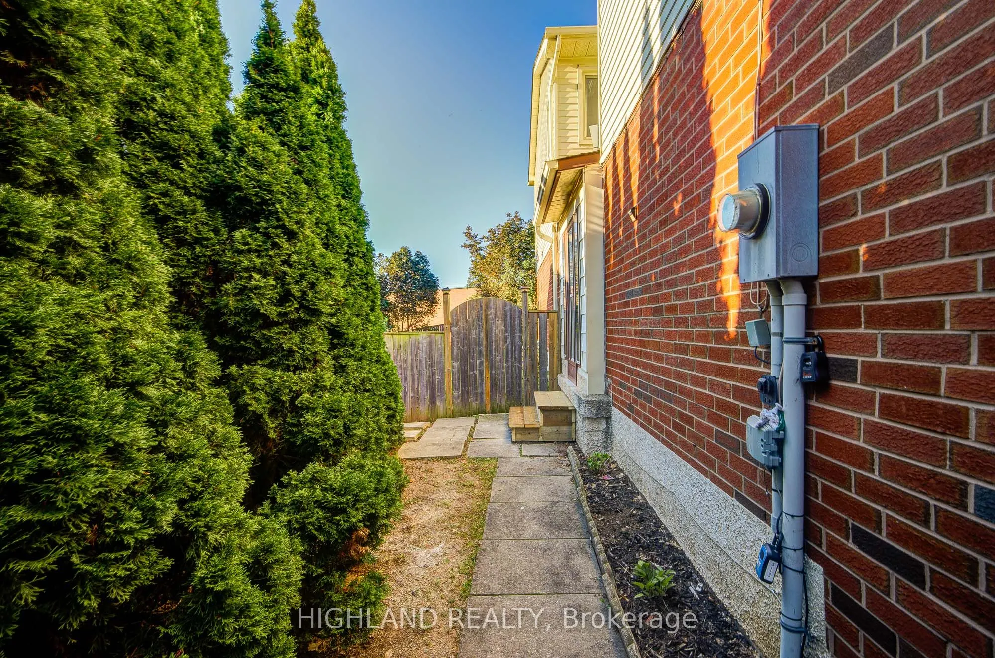 2032 Glenada Crescent