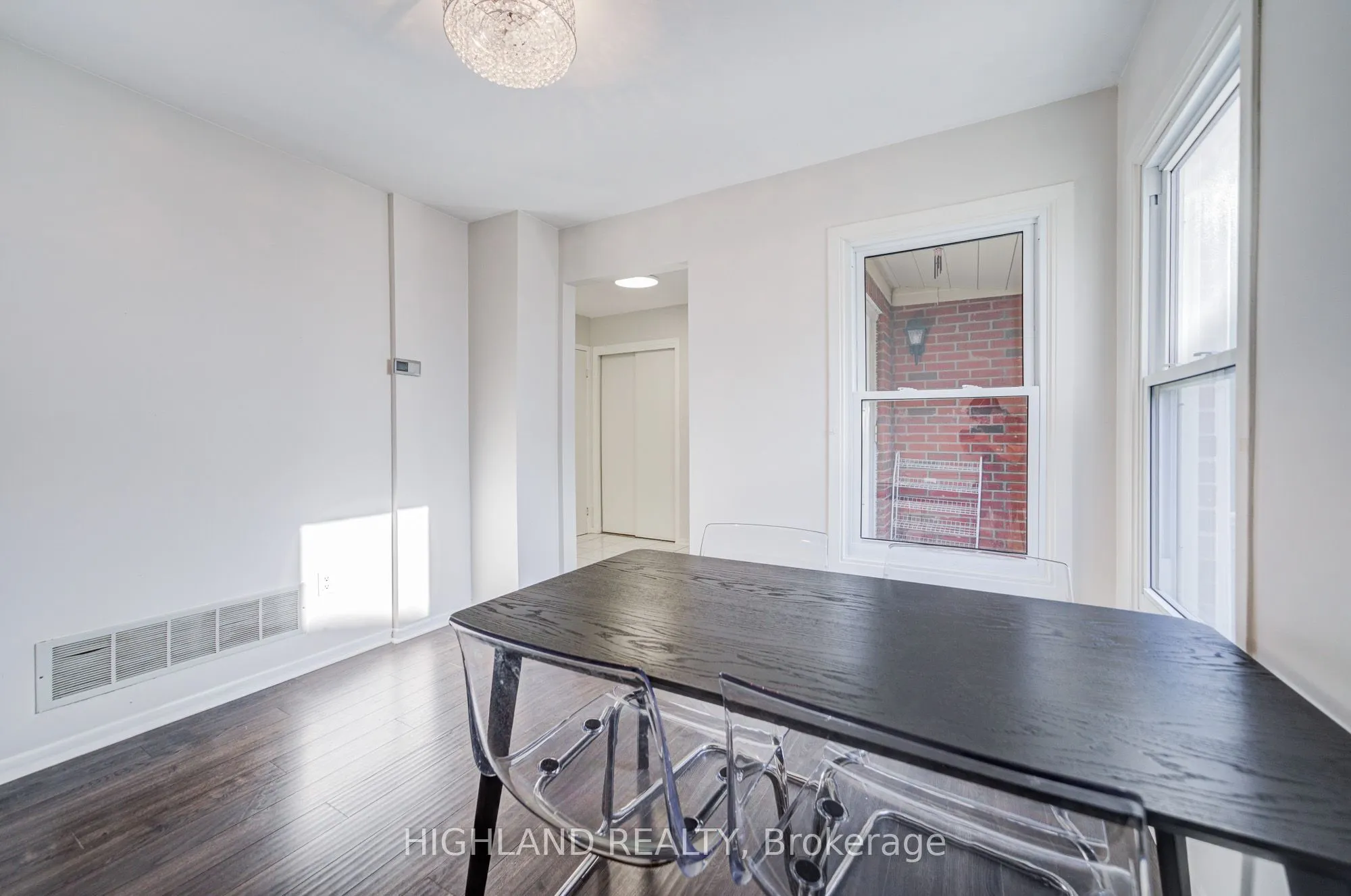 2032 Glenada Crescent