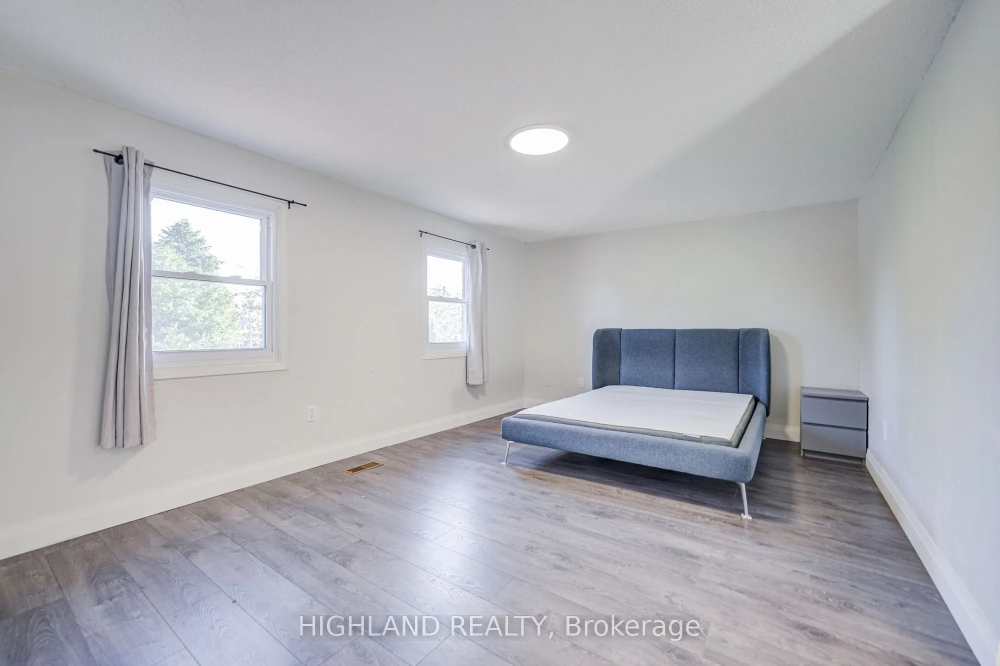 2032 Glenada Crescent