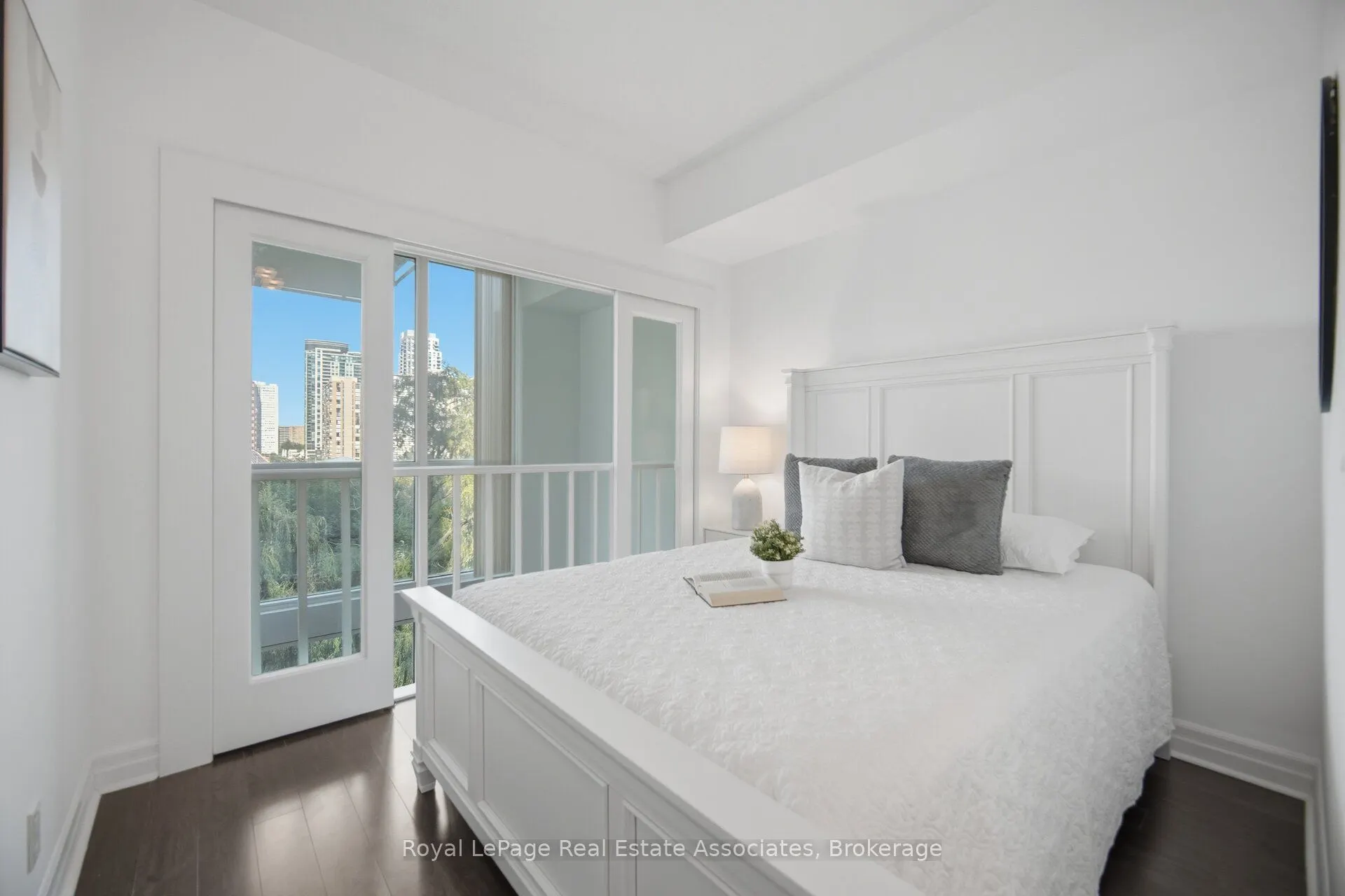 220 Burnhamthorpe Road W #305