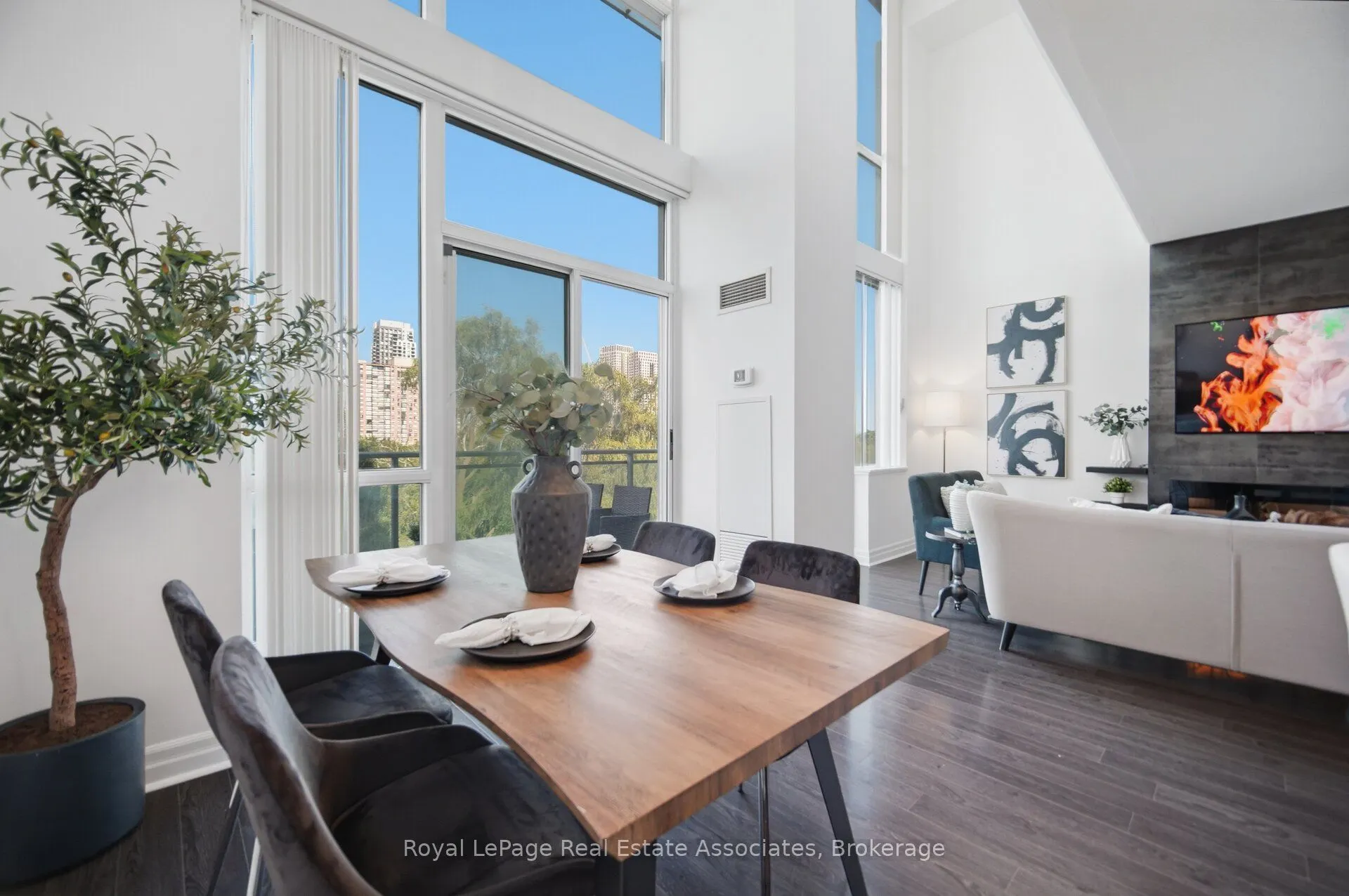 220 Burnhamthorpe Road W #305