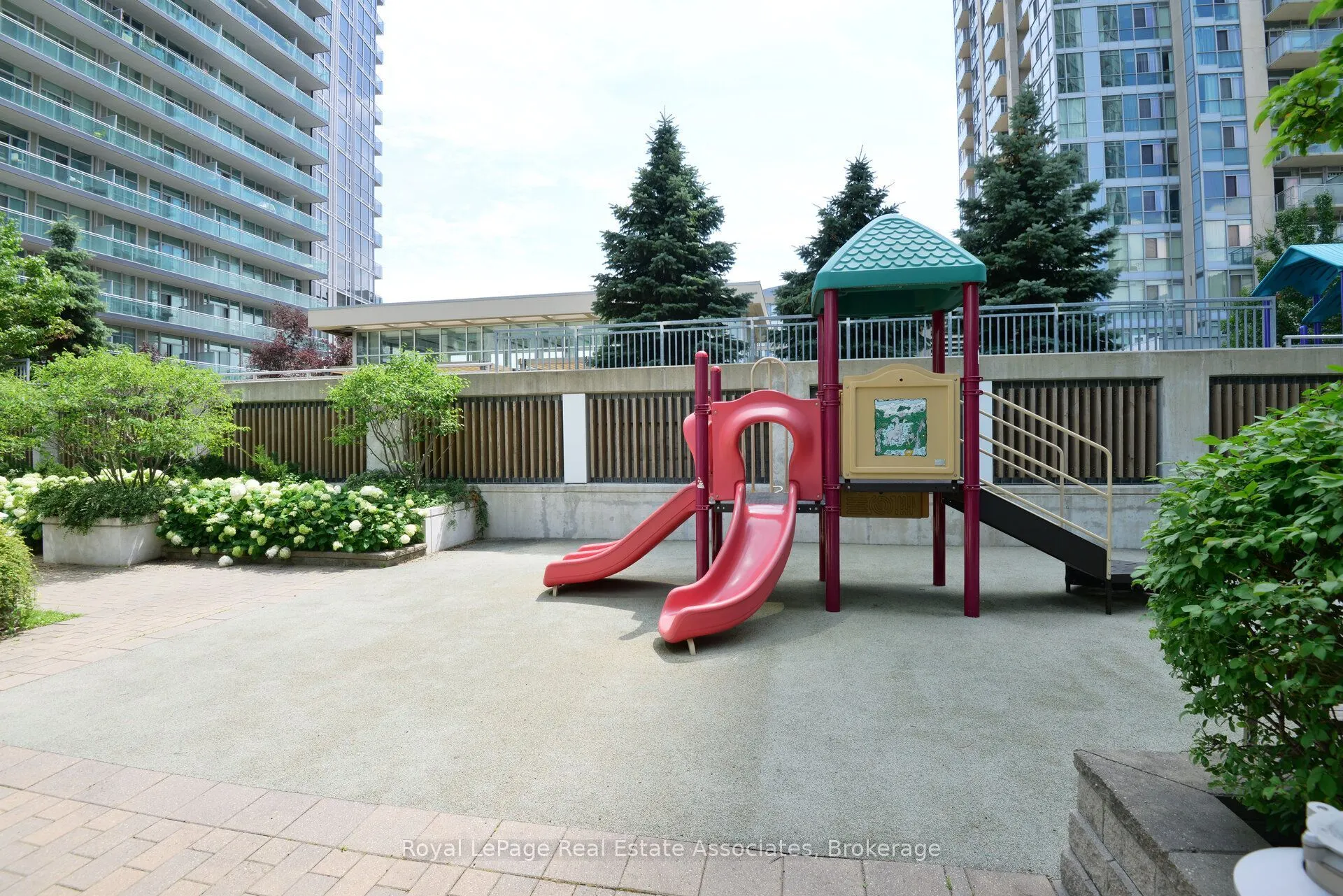 220 Burnhamthorpe Road W #305