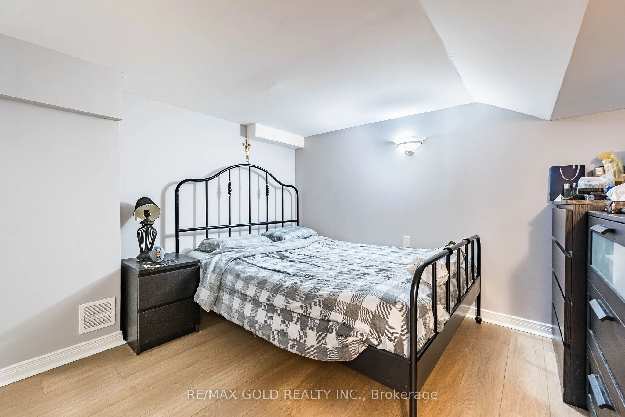6 Mistdale Crescent