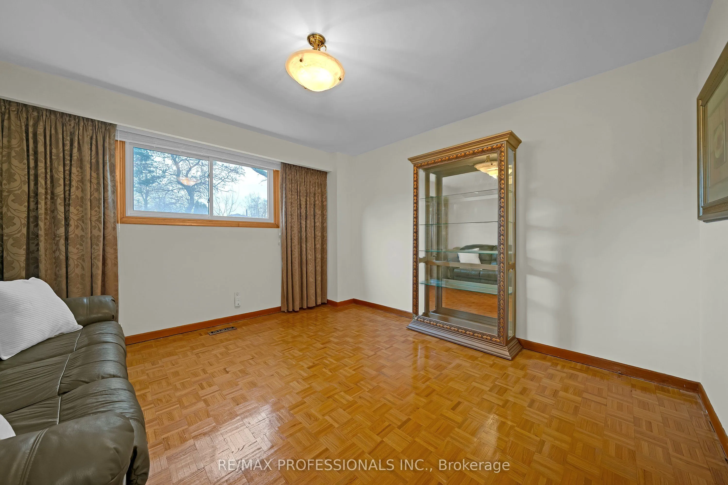 1877 Silverberry Crescent