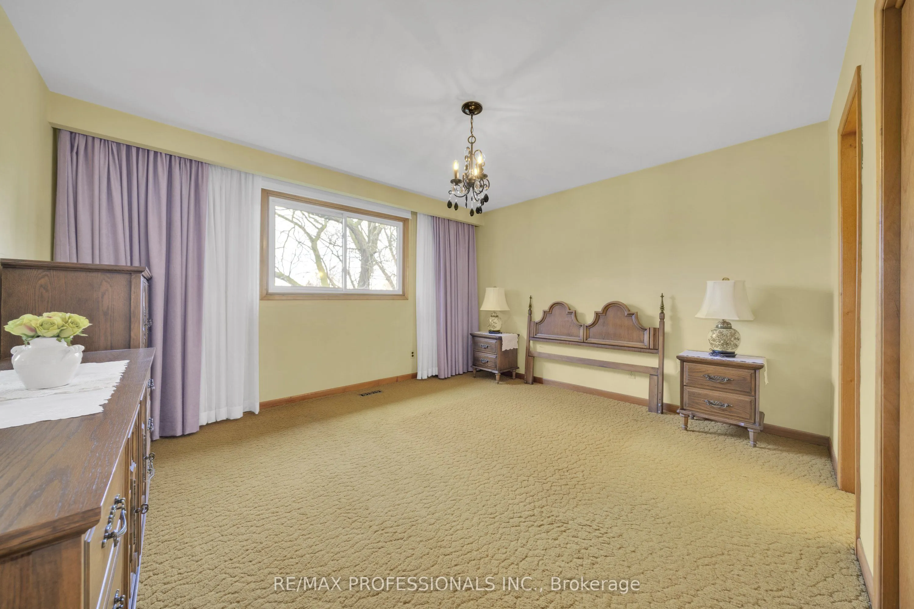 1877 Silverberry Crescent