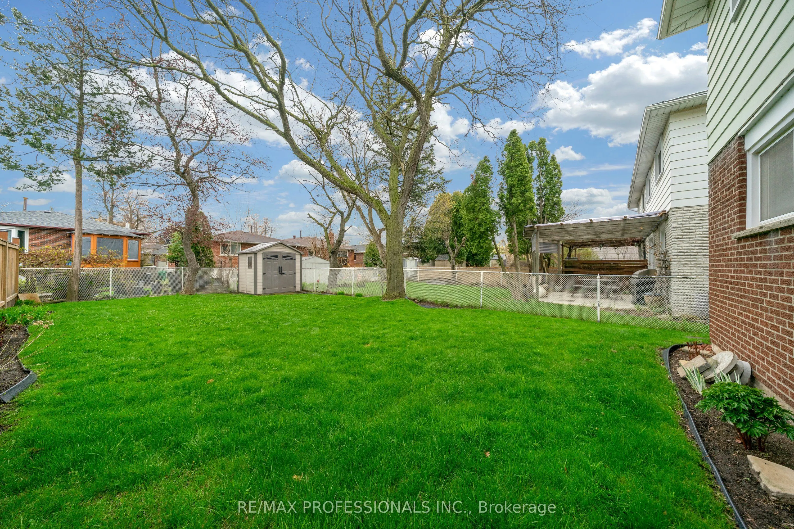 1877 Silverberry Crescent