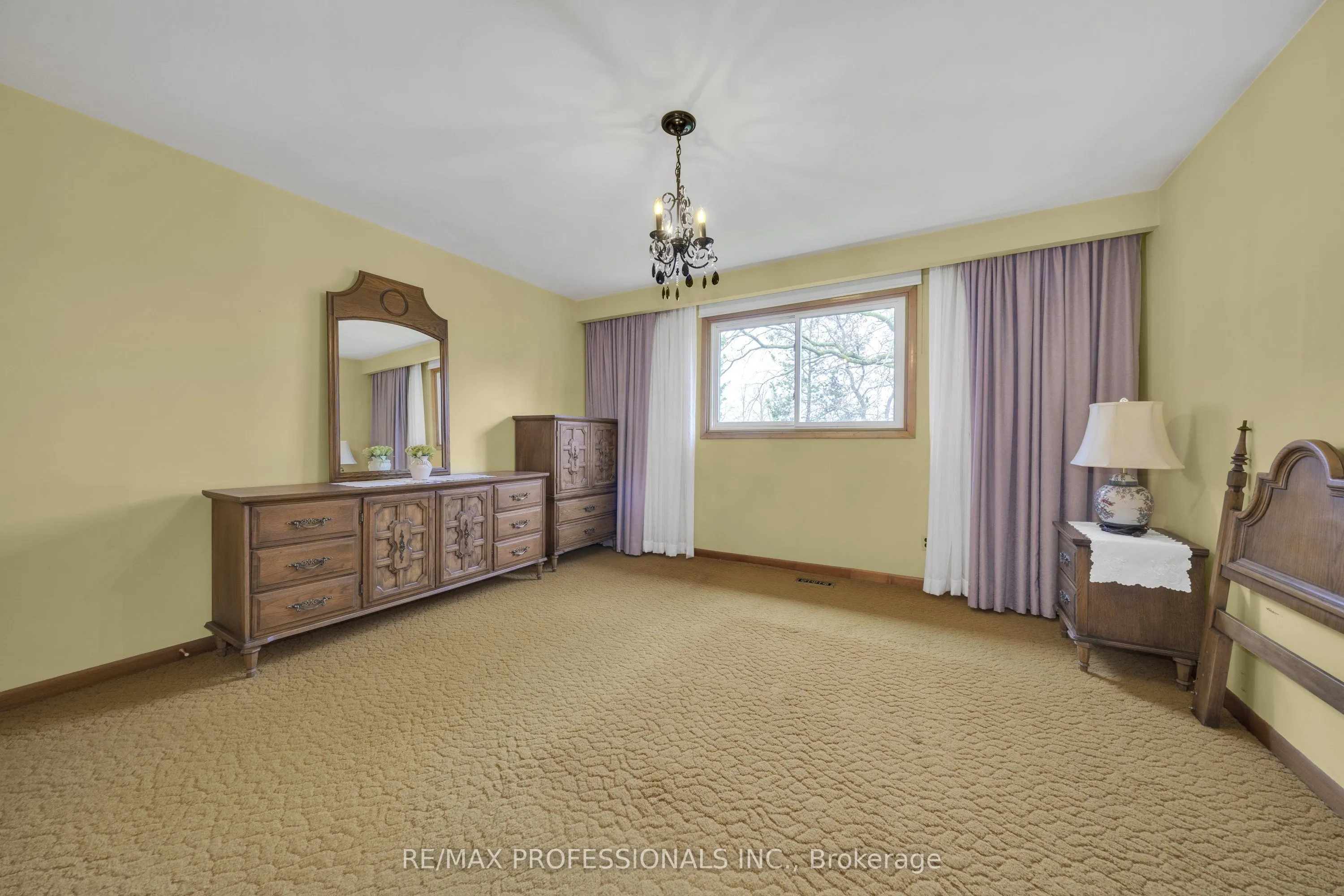1877 Silverberry Crescent