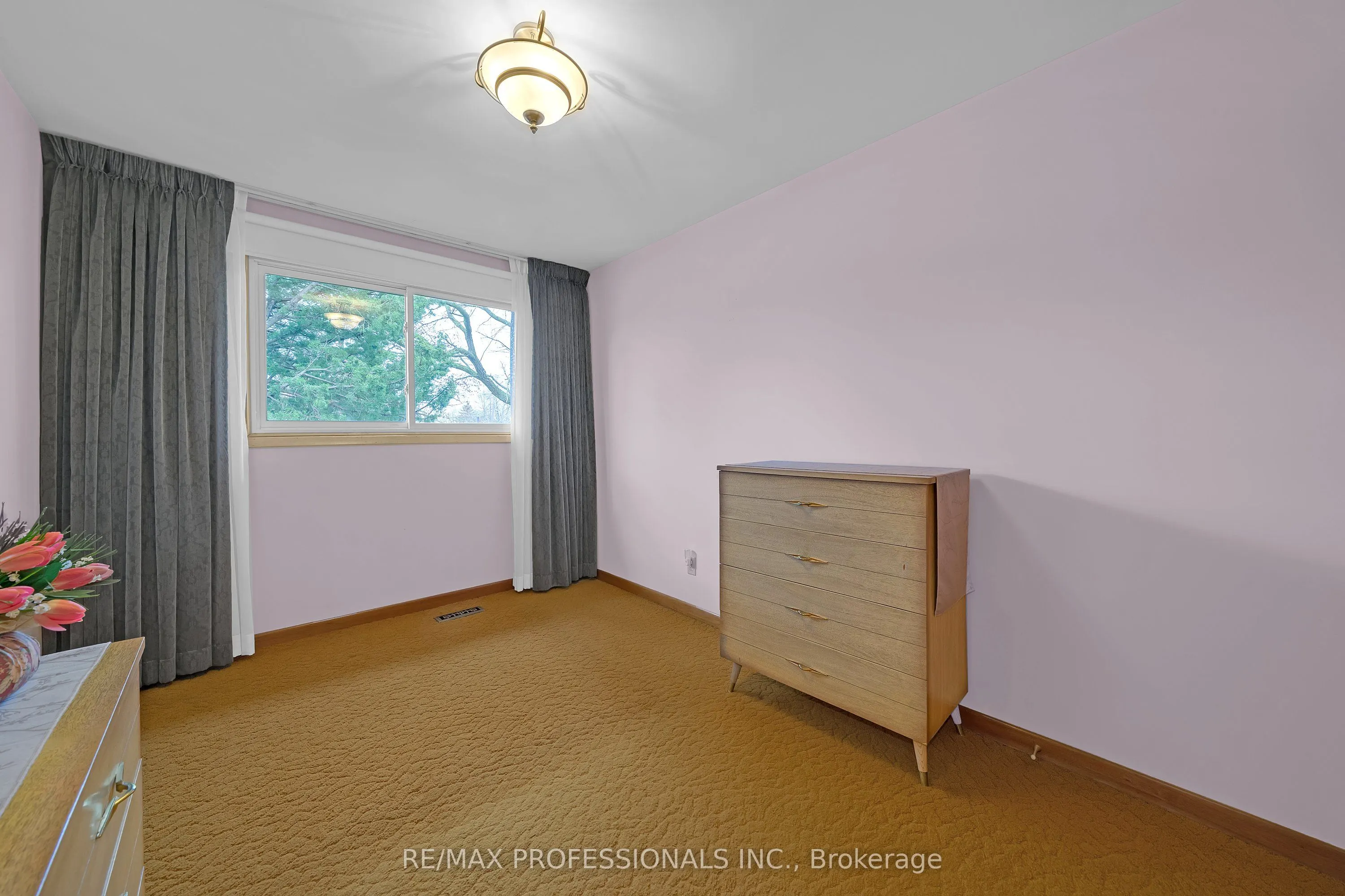 1877 Silverberry Crescent