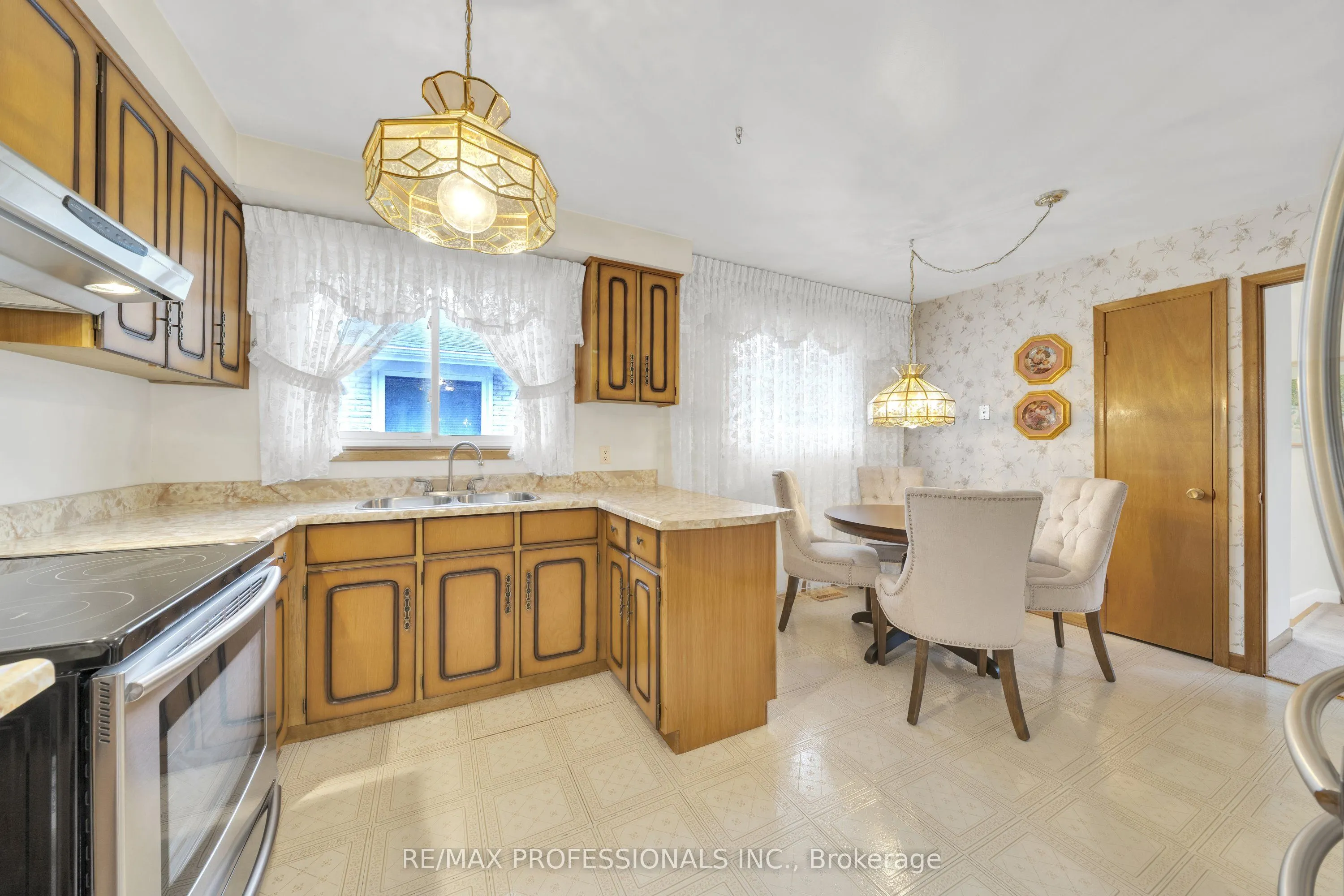 1877 Silverberry Crescent