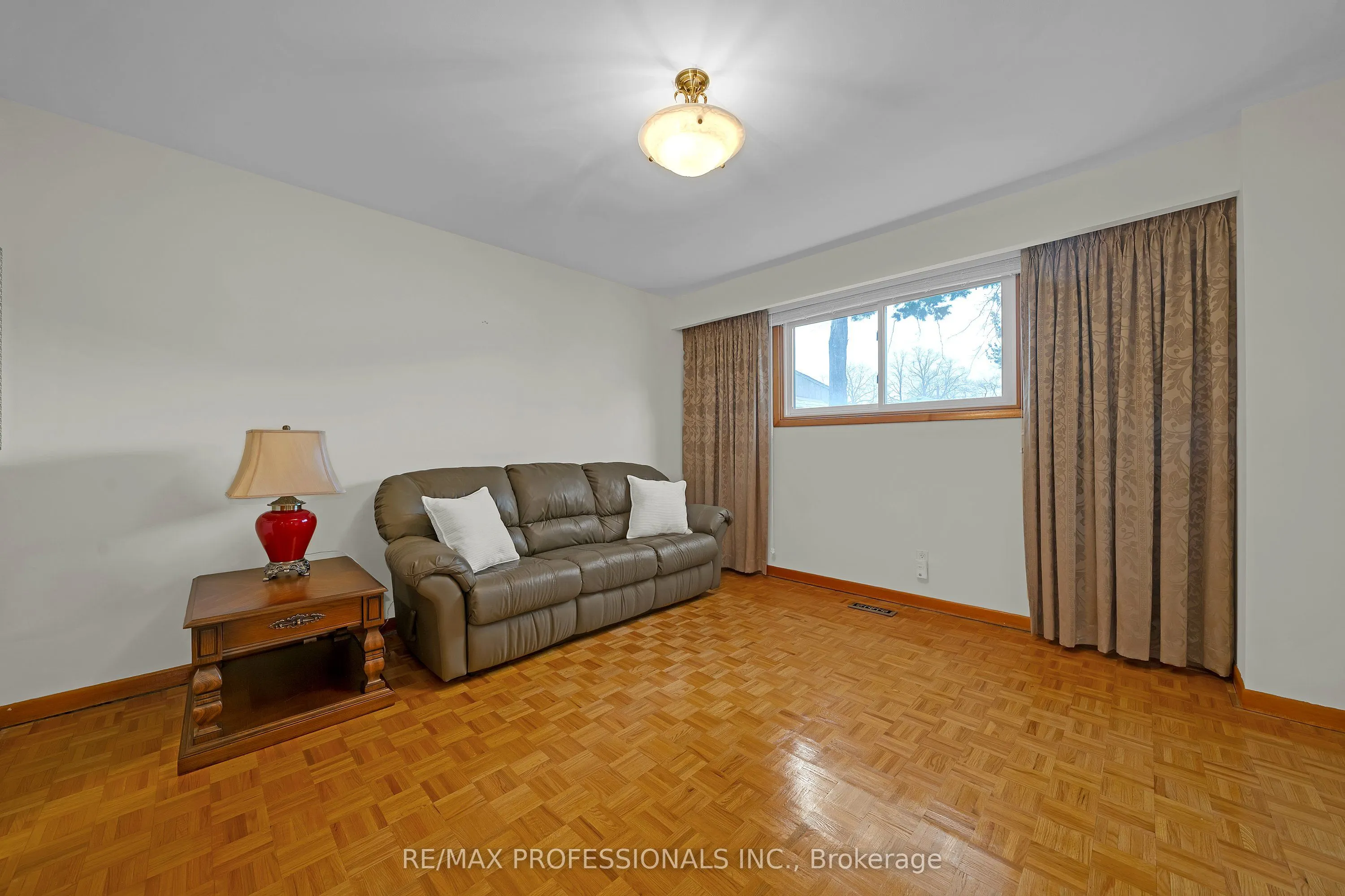 1877 Silverberry Crescent