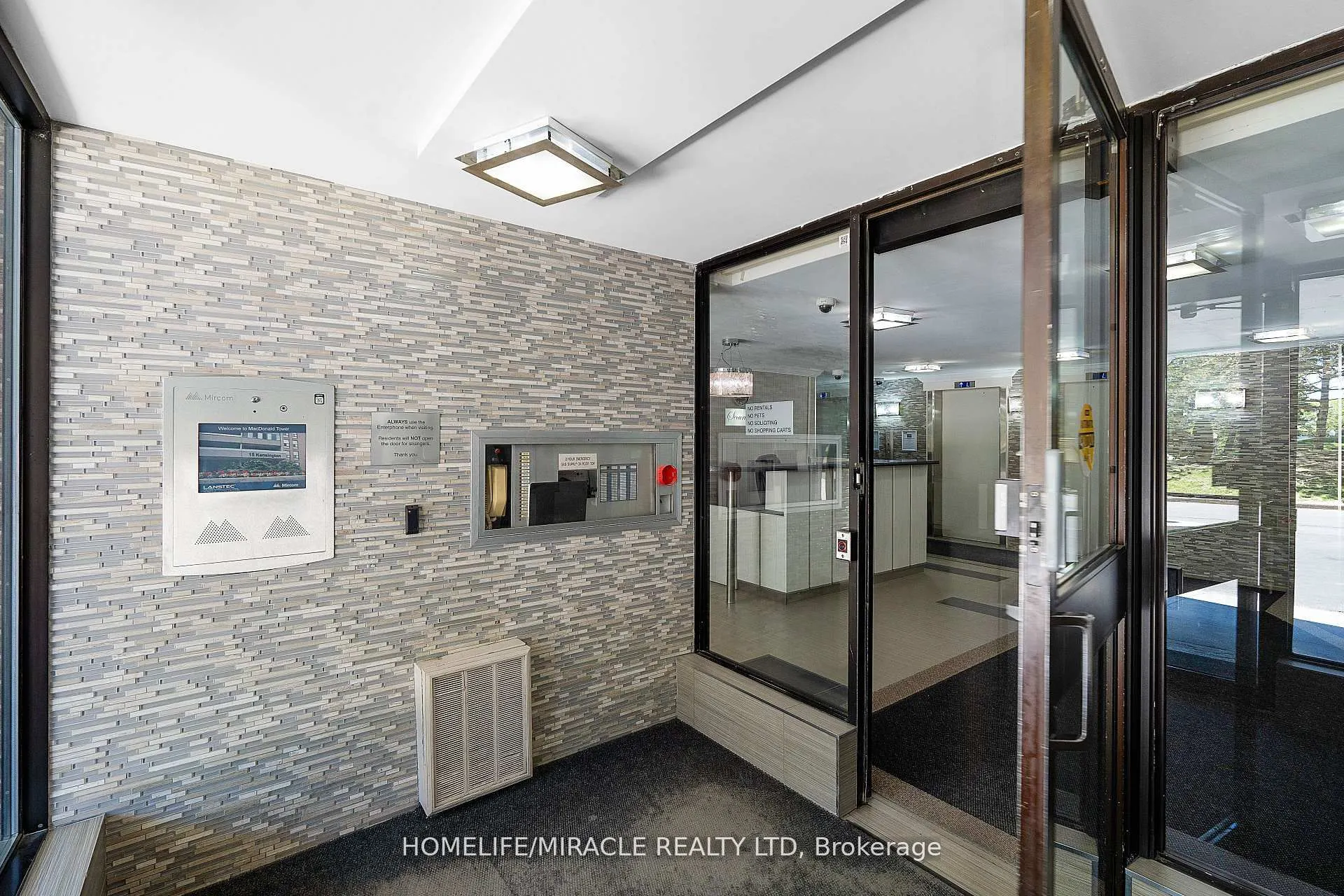 15 Kensington Road #907