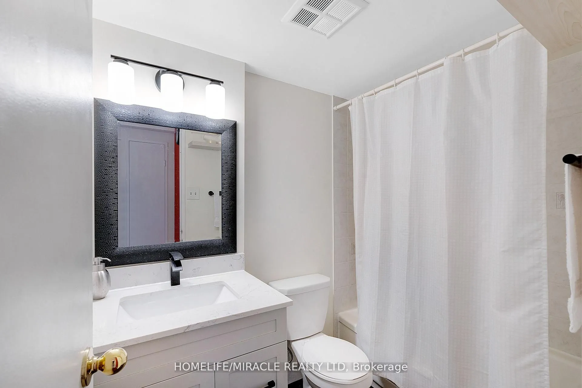 15 Kensington Road #907