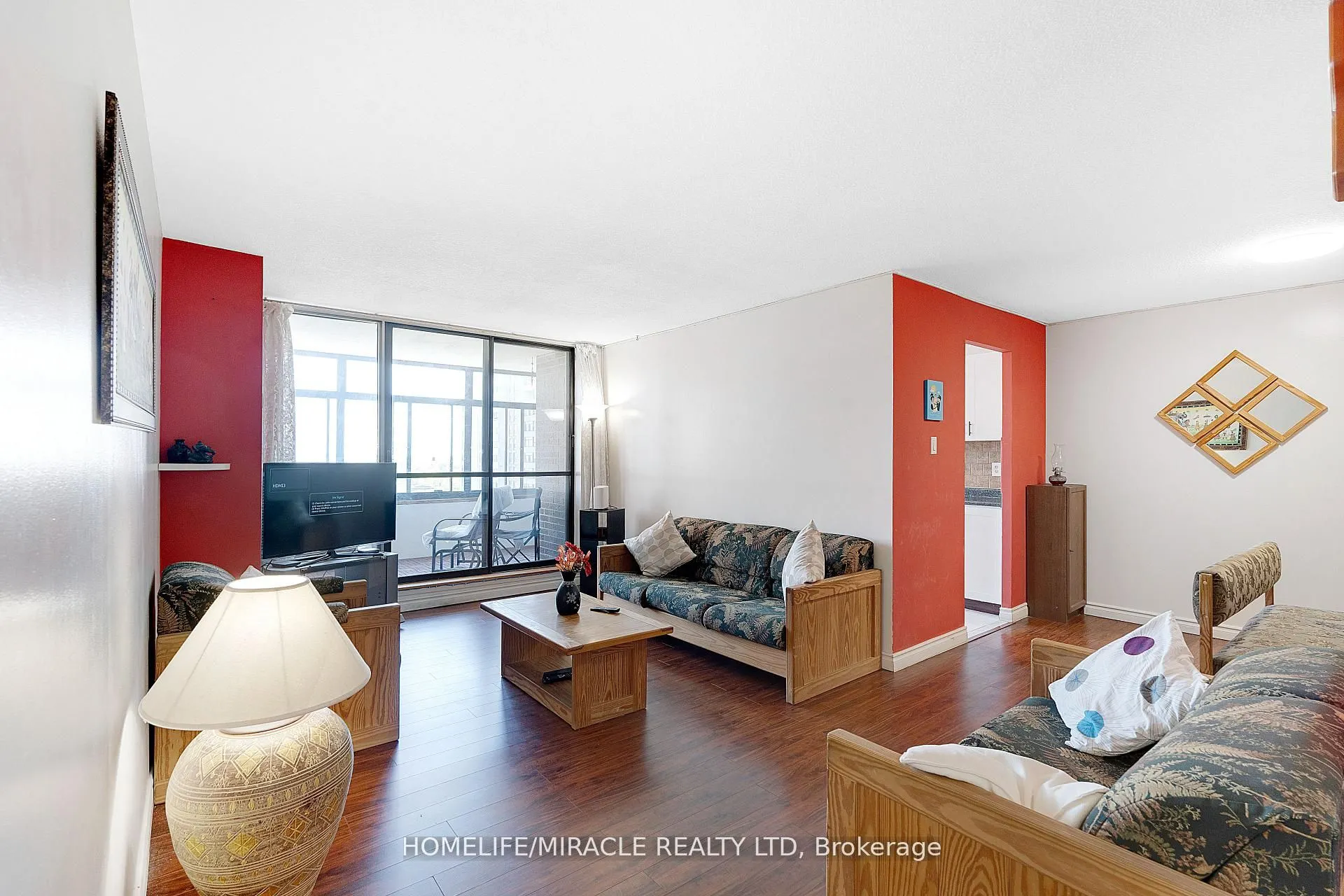 15 Kensington Road #907