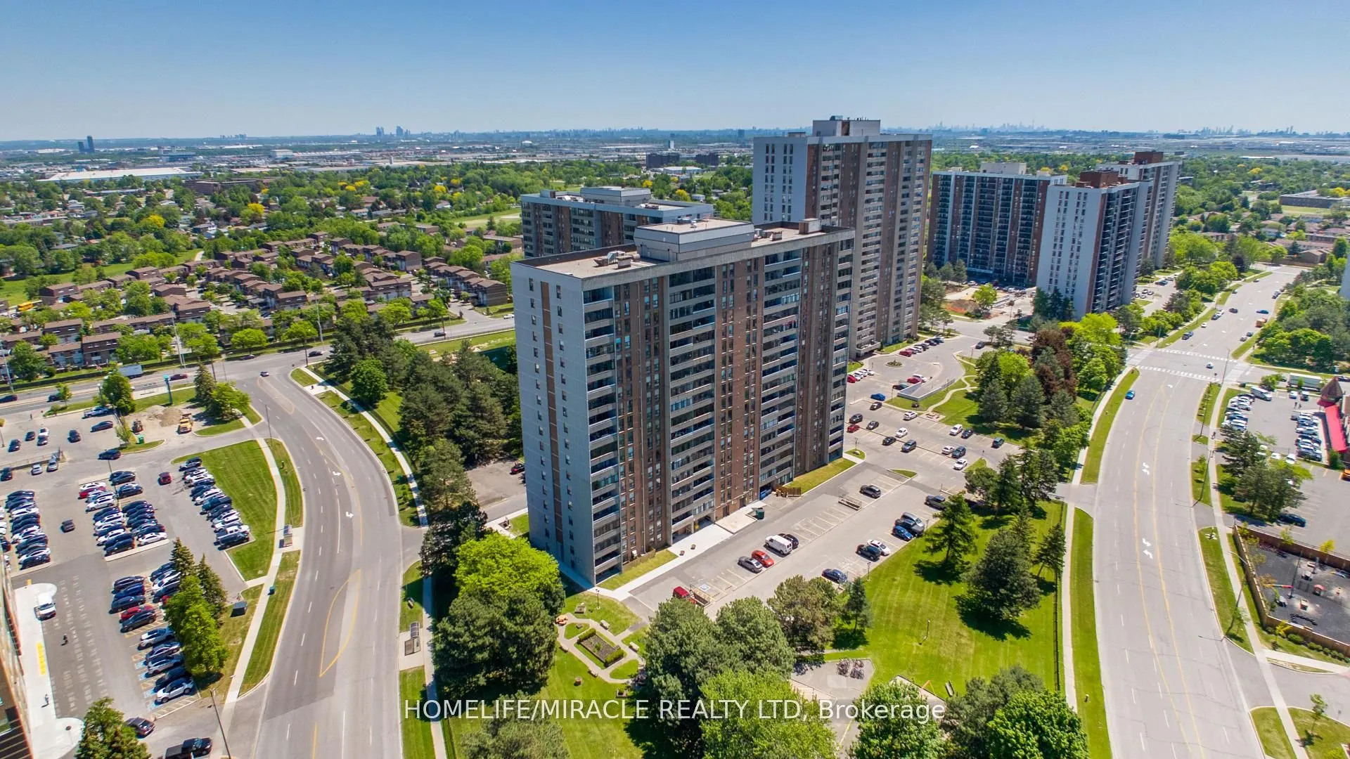 15 Kensington Road #907