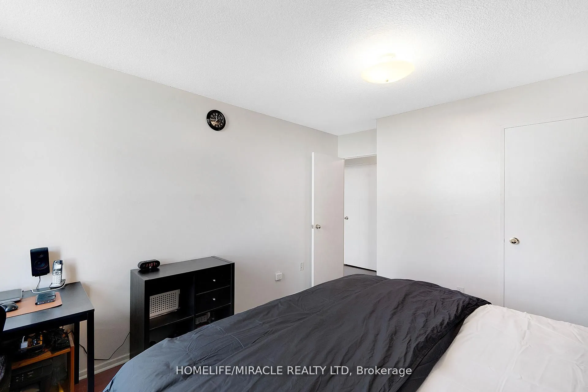 15 Kensington Road #907