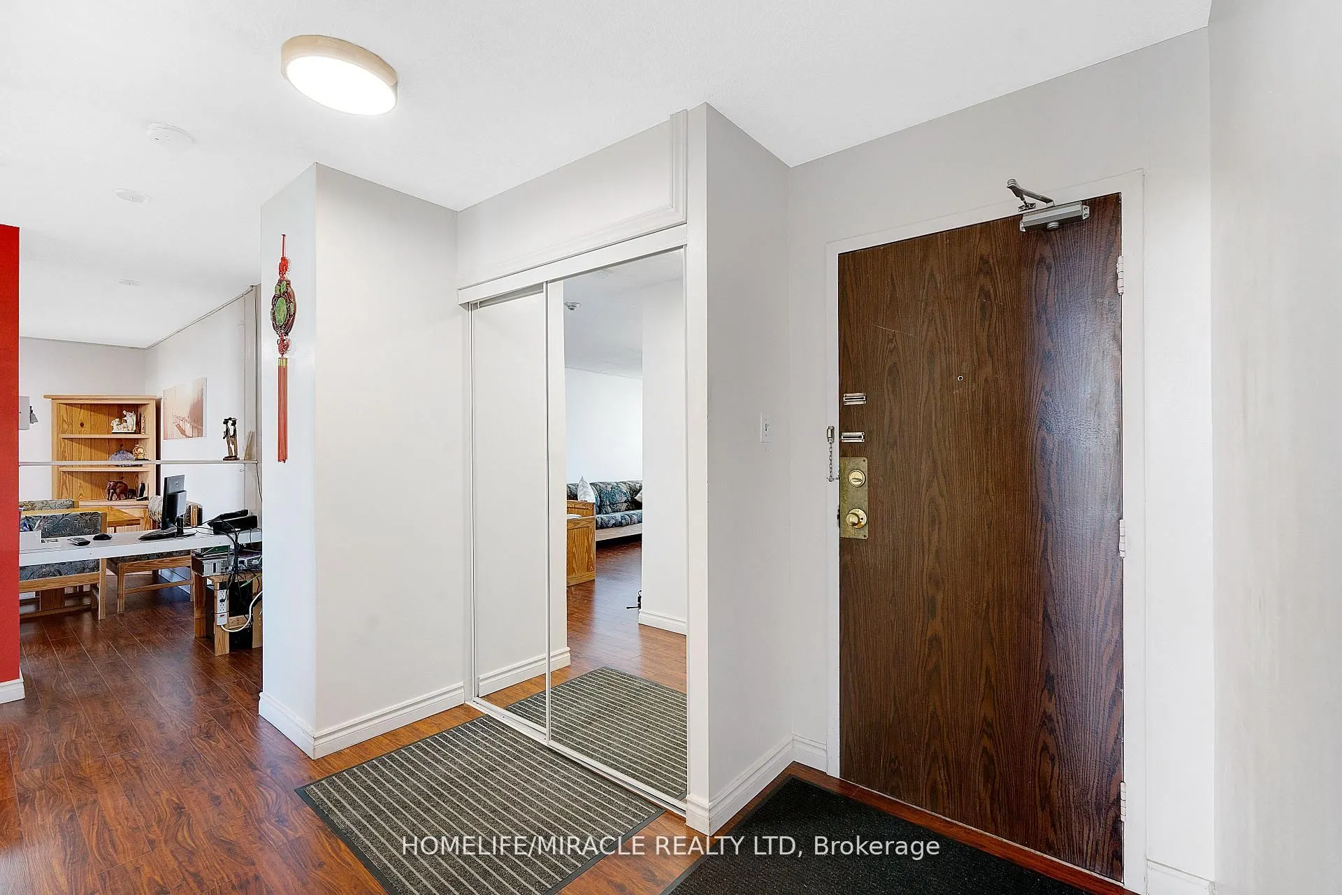 15 Kensington Road #907