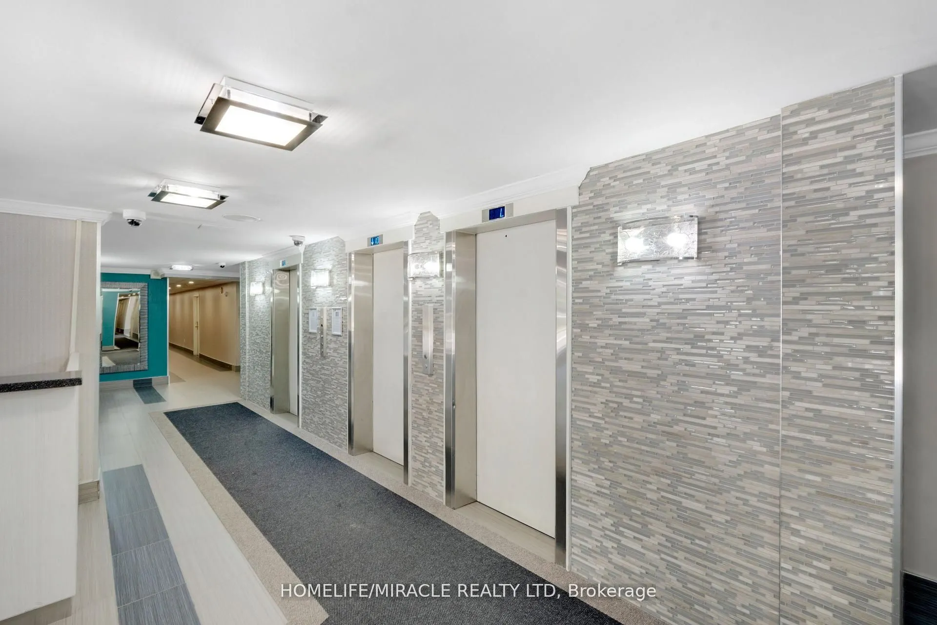 15 Kensington Road #907