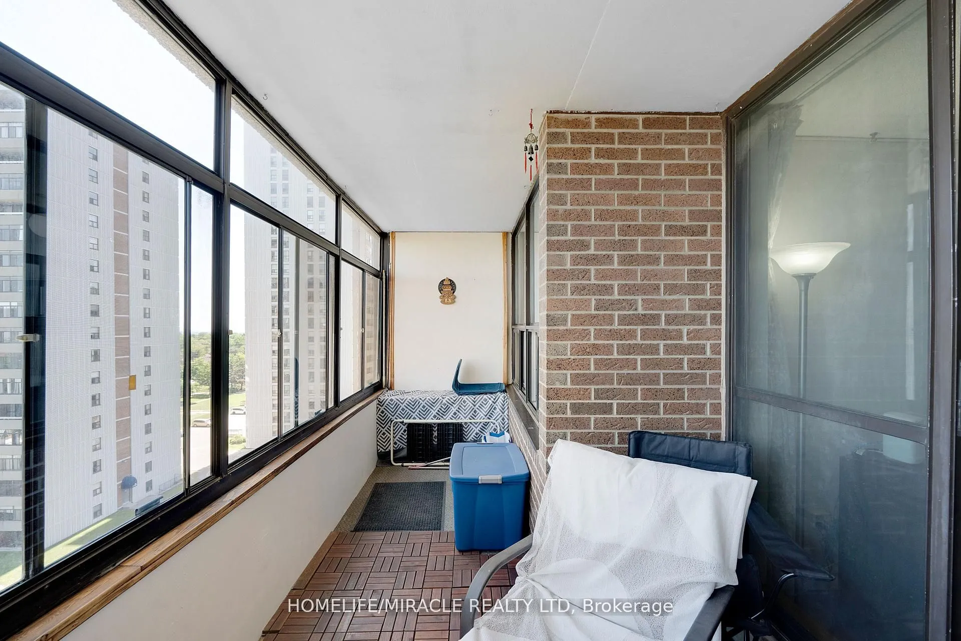 15 Kensington Road #907