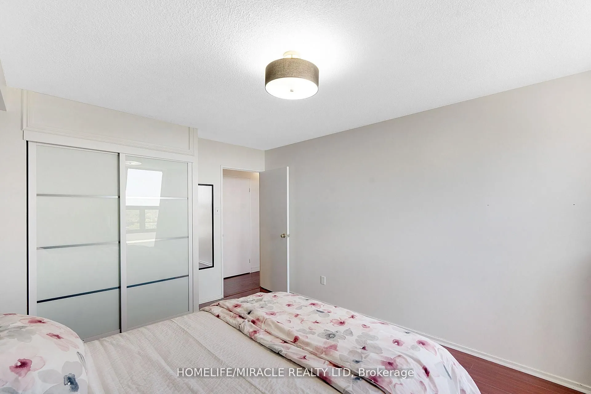 15 Kensington Road #907