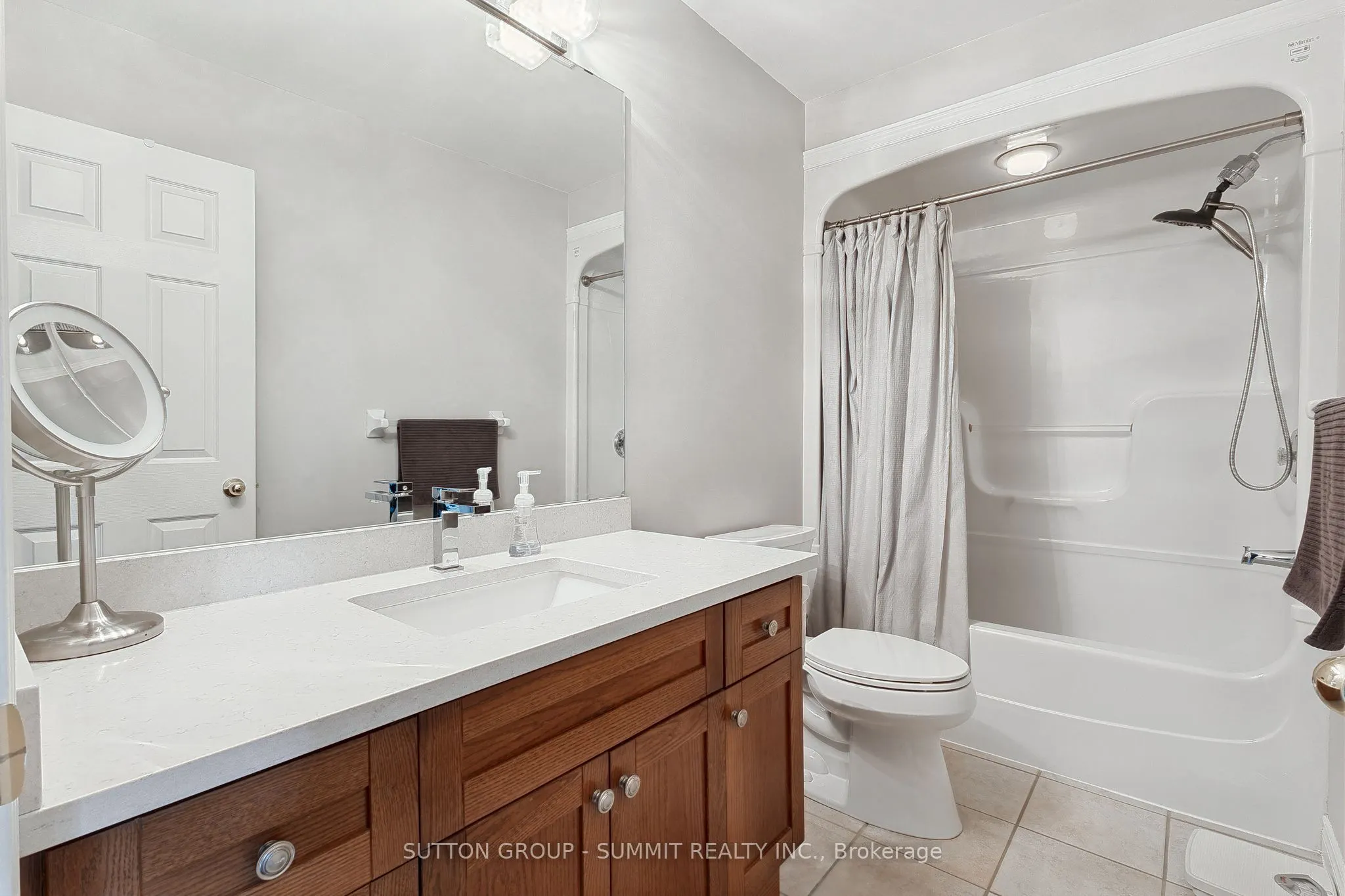 2092 ENGLISH Crescent