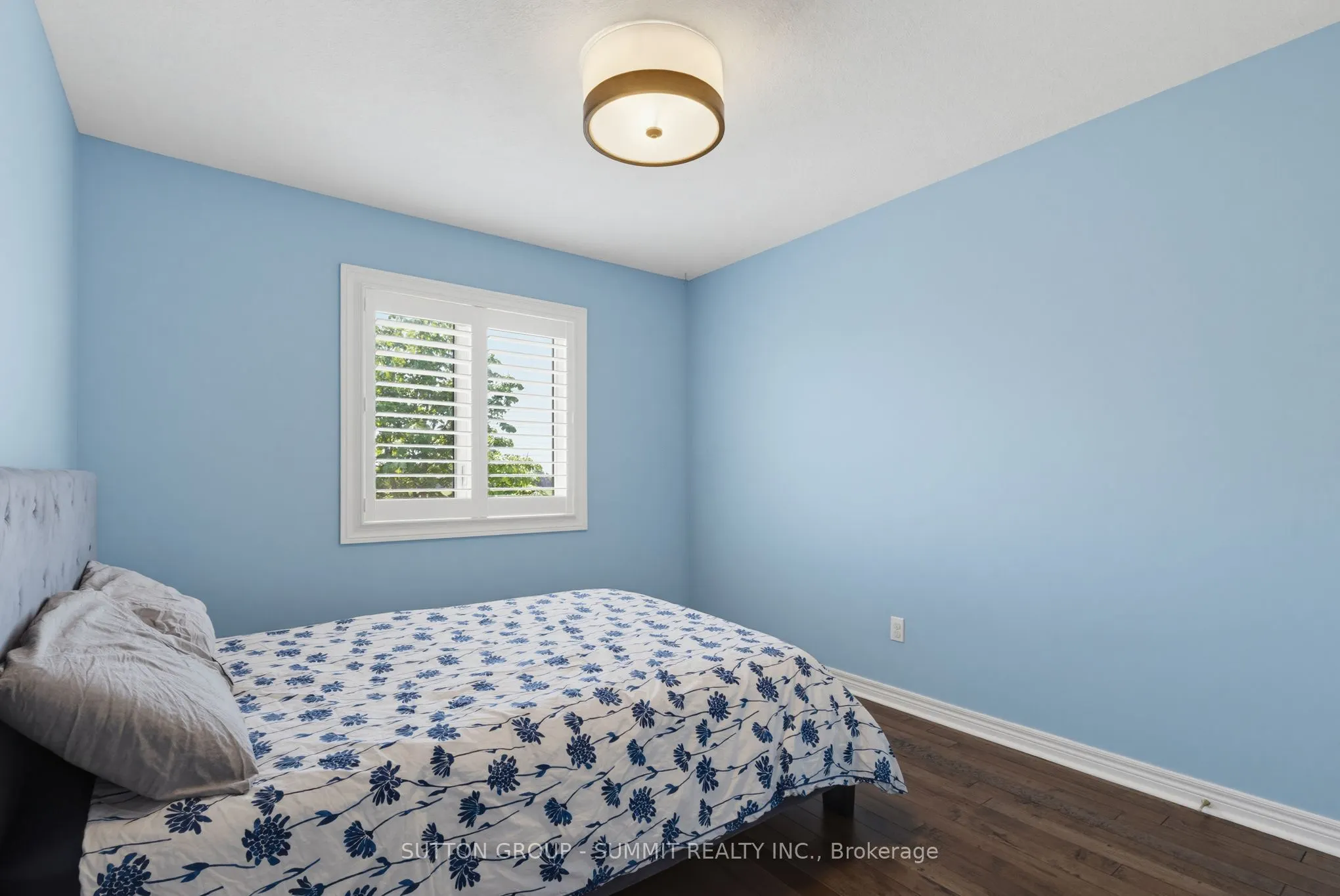 2092 ENGLISH Crescent