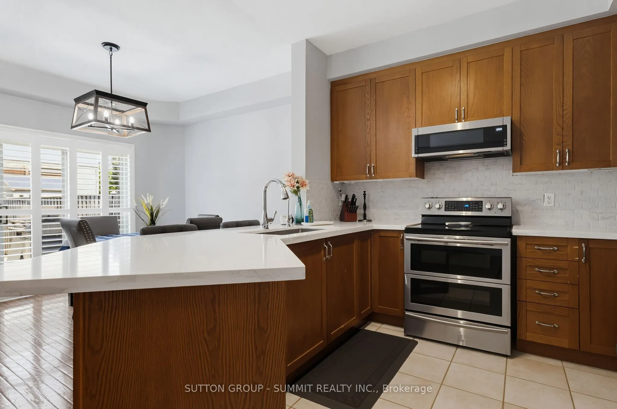 2092 ENGLISH Crescent