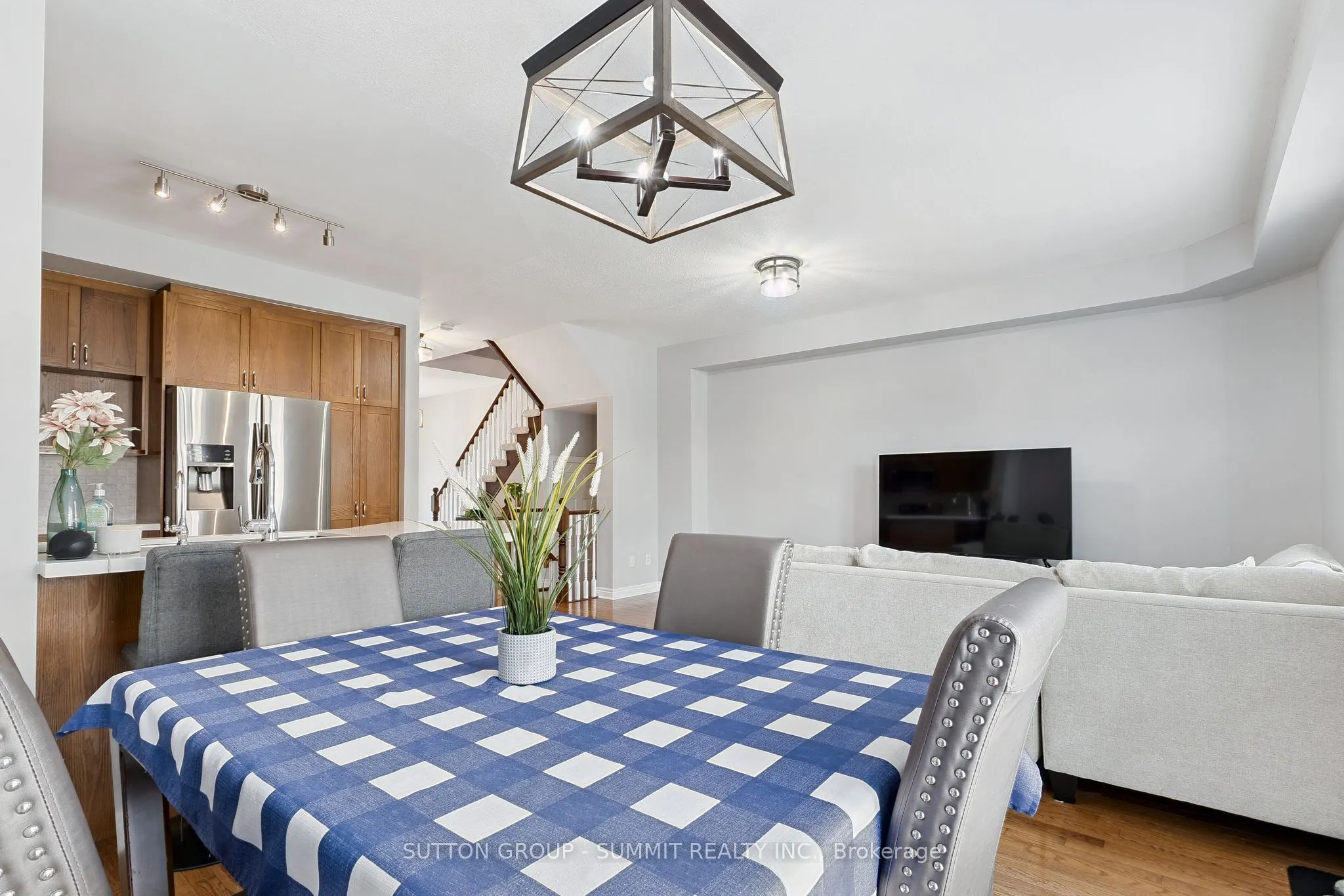 2092 ENGLISH Crescent