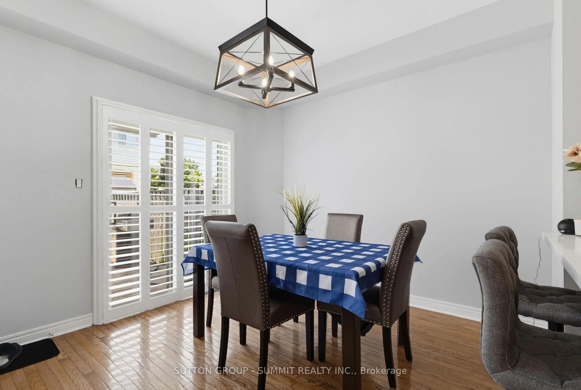 2092 ENGLISH Crescent