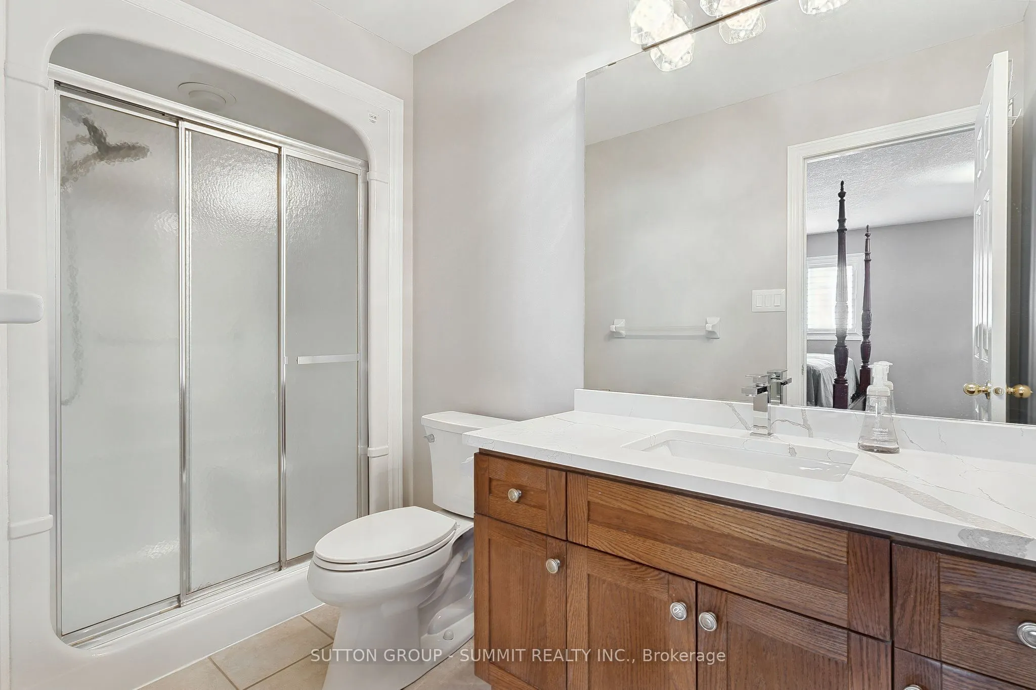 2092 ENGLISH Crescent