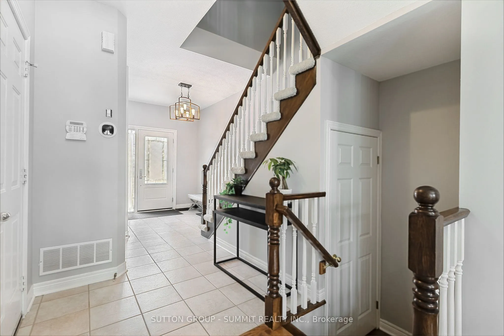 2092 ENGLISH Crescent