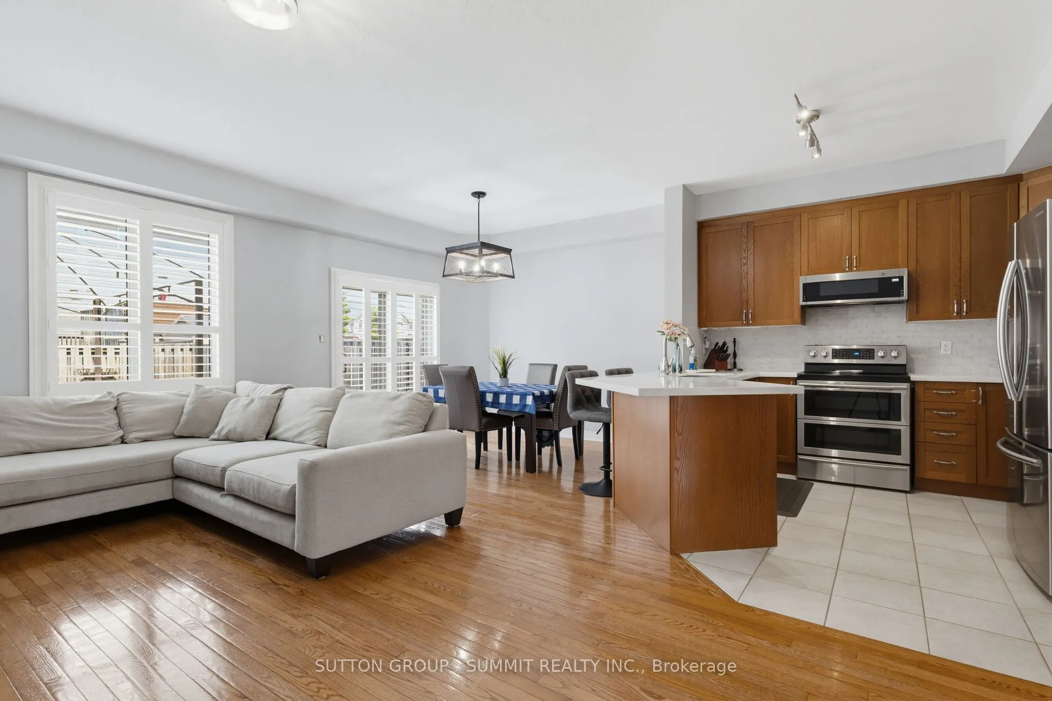 2092 ENGLISH Crescent