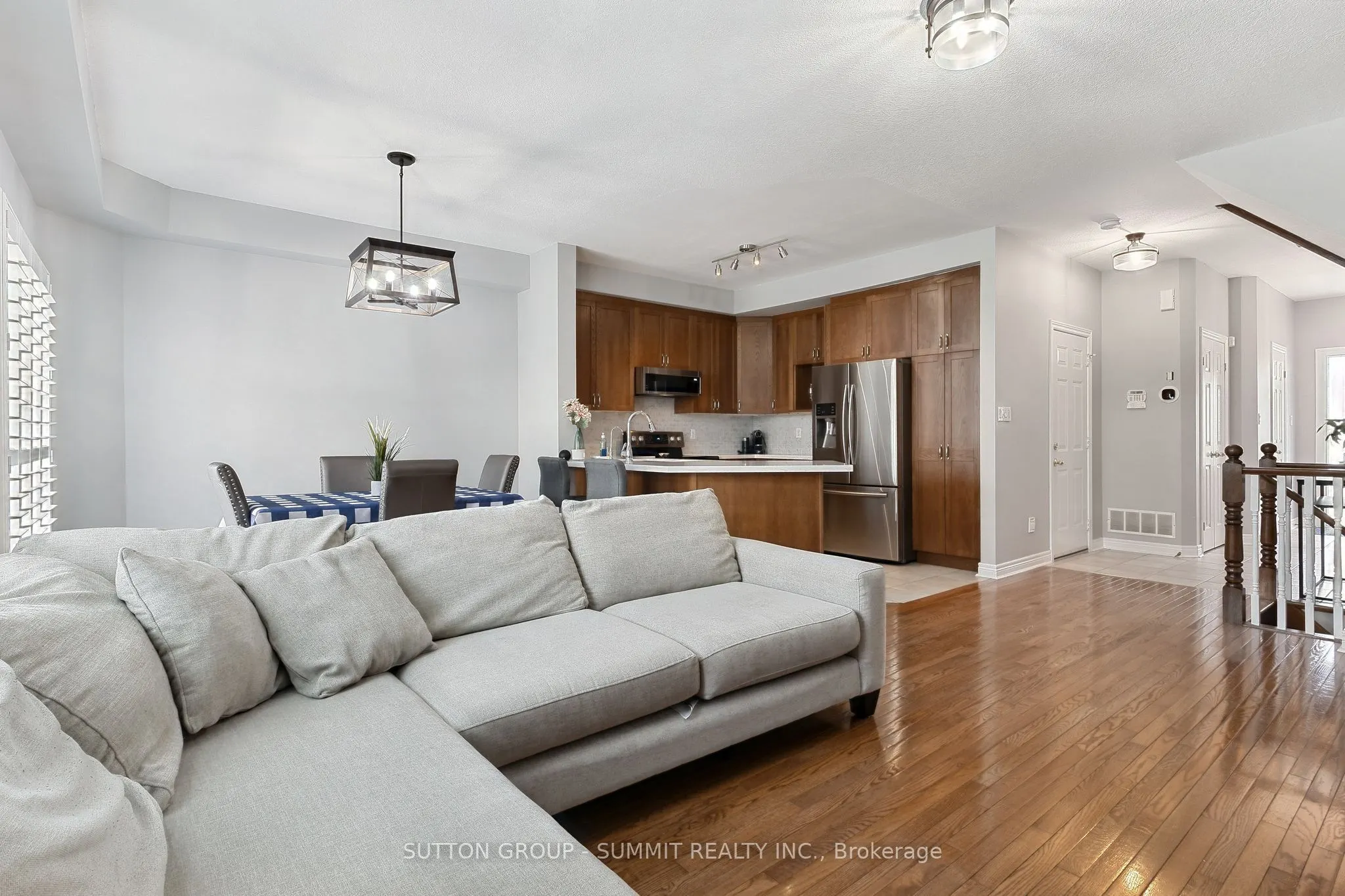 2092 ENGLISH Crescent