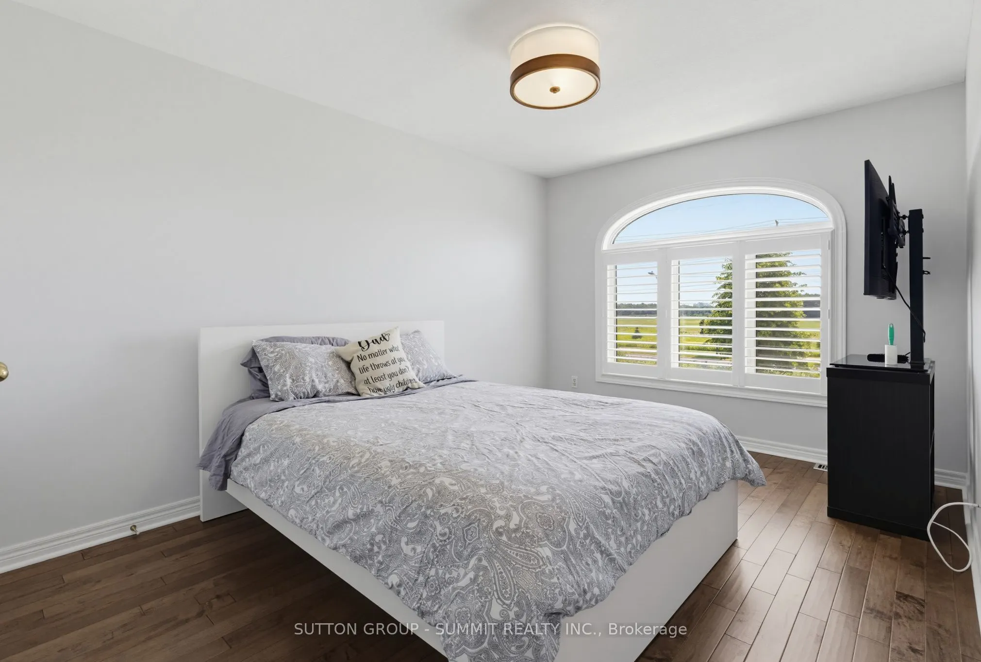 2092 ENGLISH Crescent