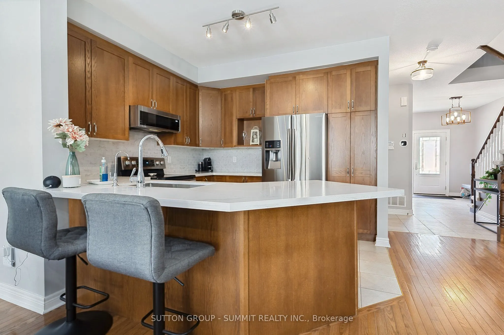 2092 ENGLISH Crescent