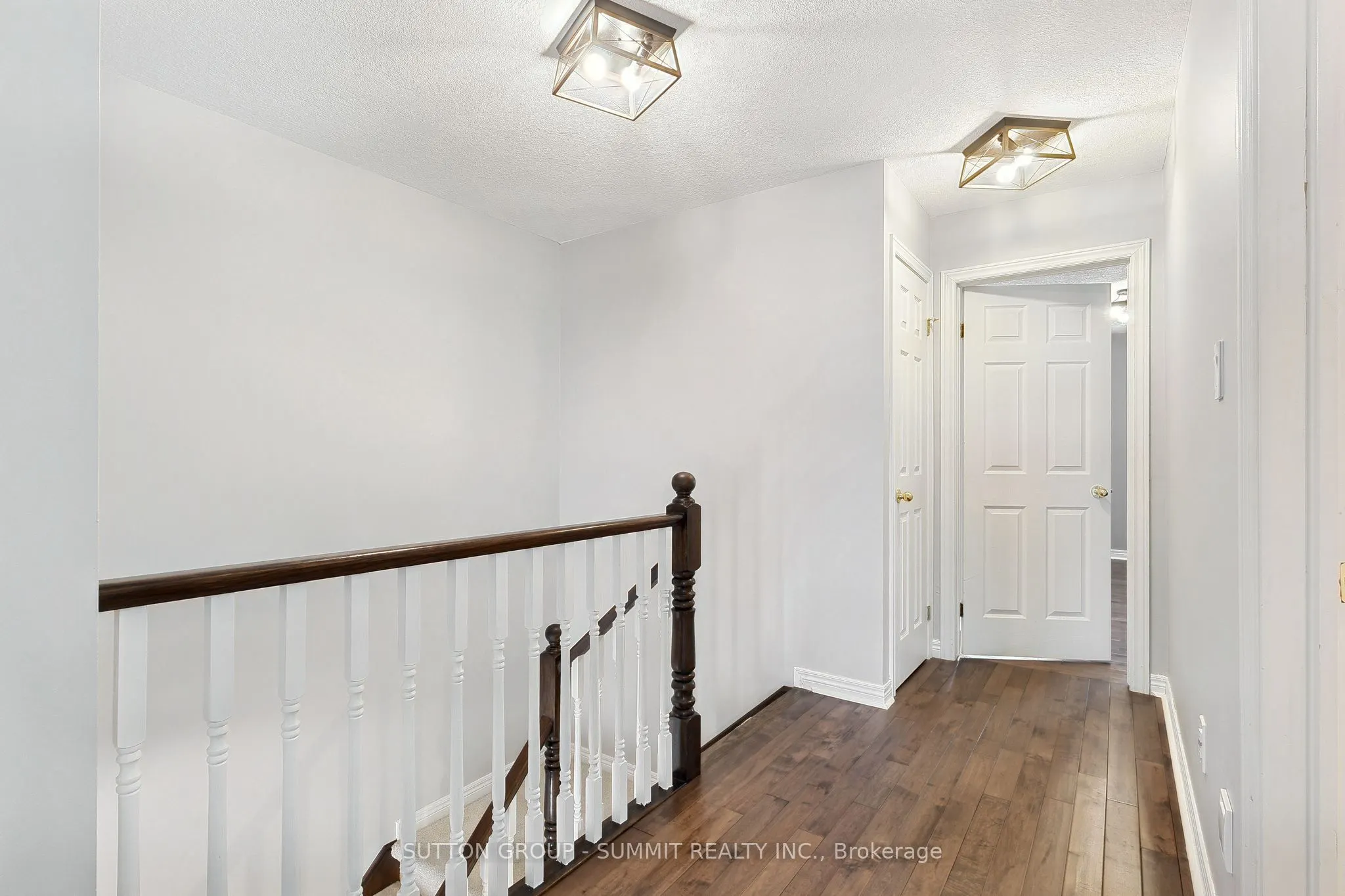 2092 ENGLISH Crescent