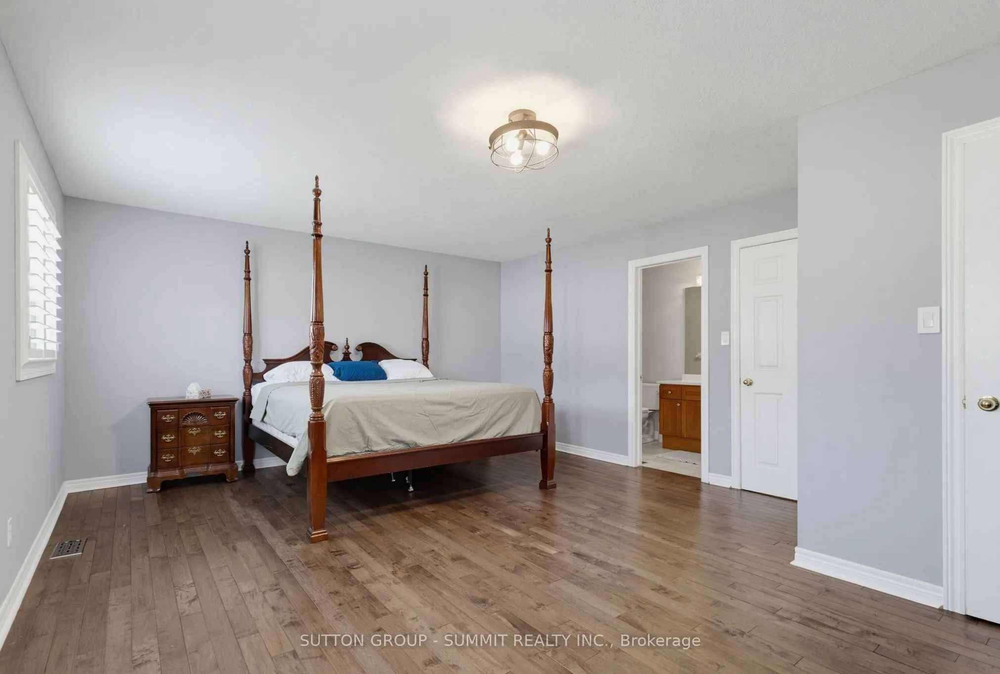 2092 ENGLISH Crescent