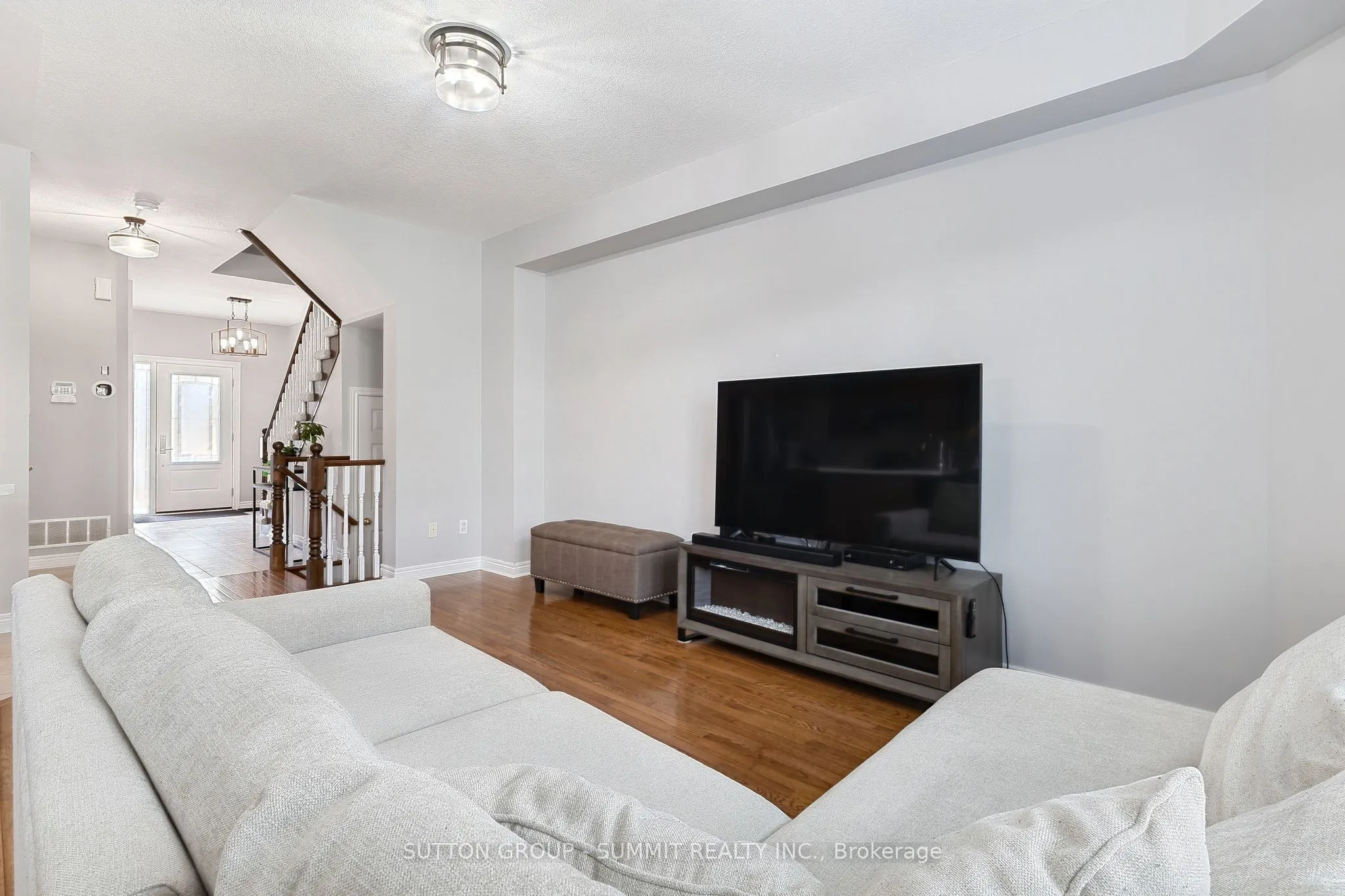 2092 ENGLISH Crescent