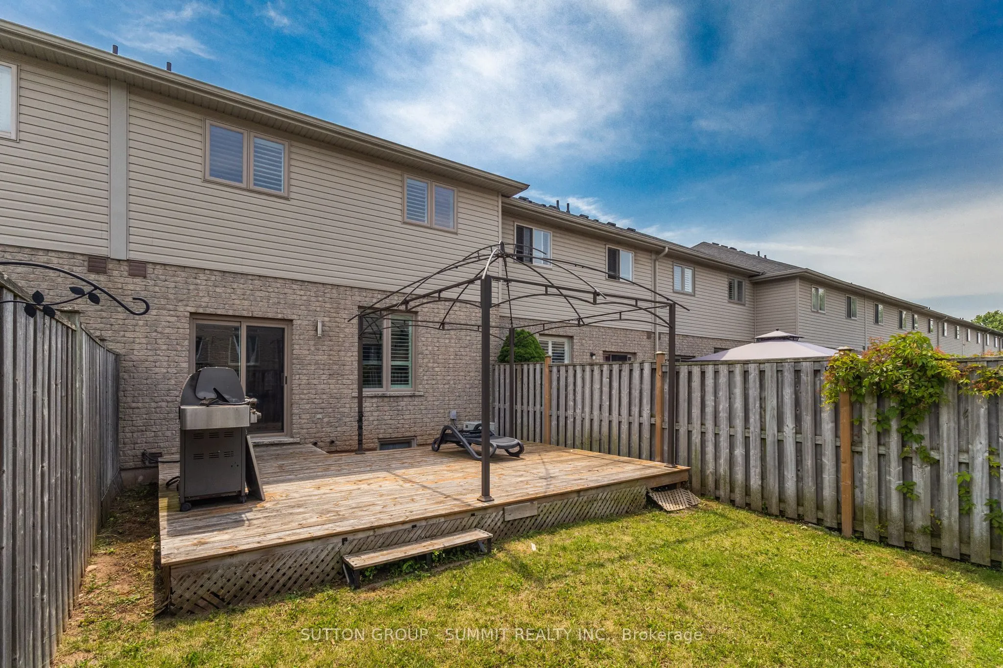 2092 ENGLISH Crescent