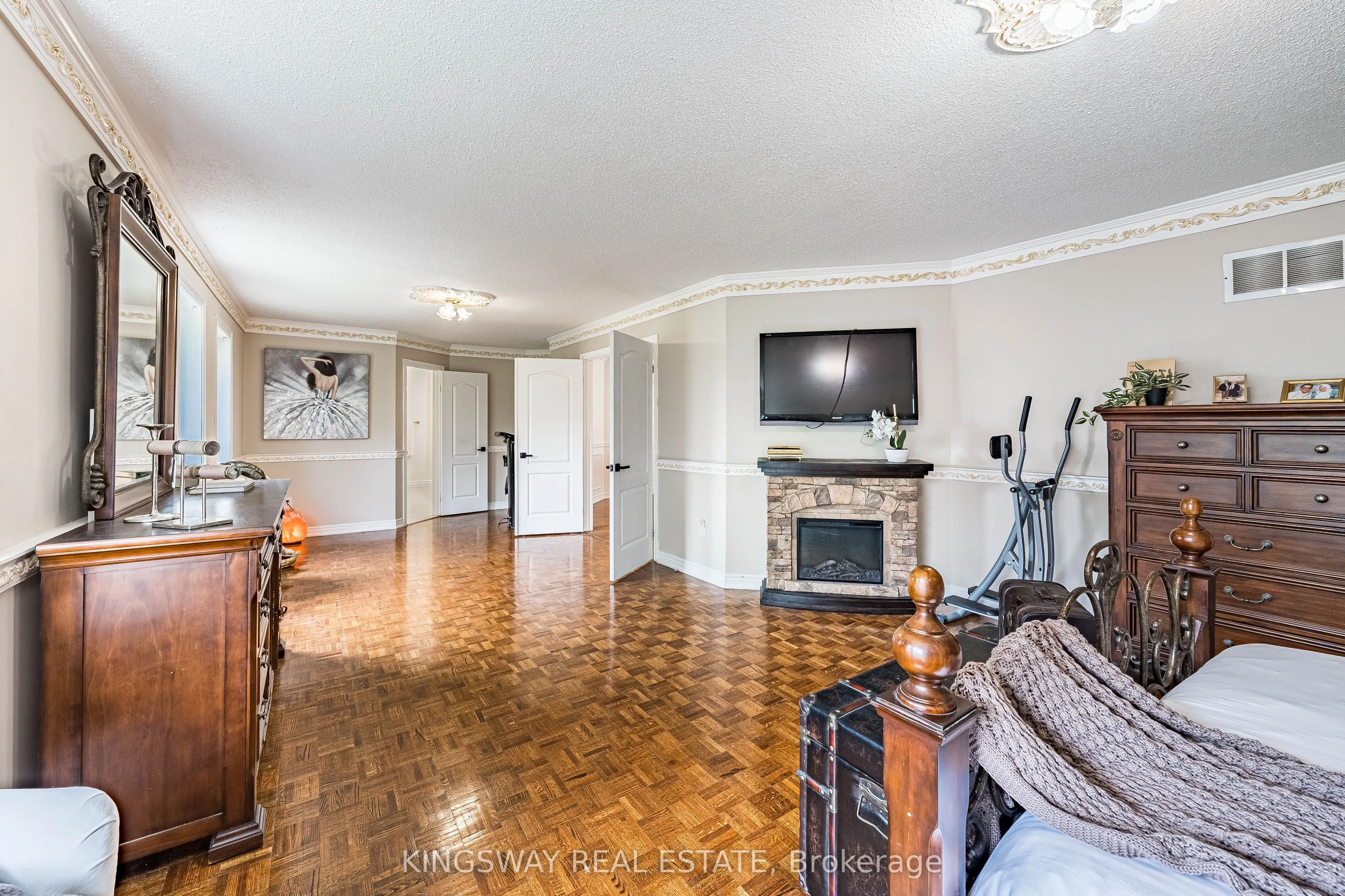 5969 Rayshaw Crescent